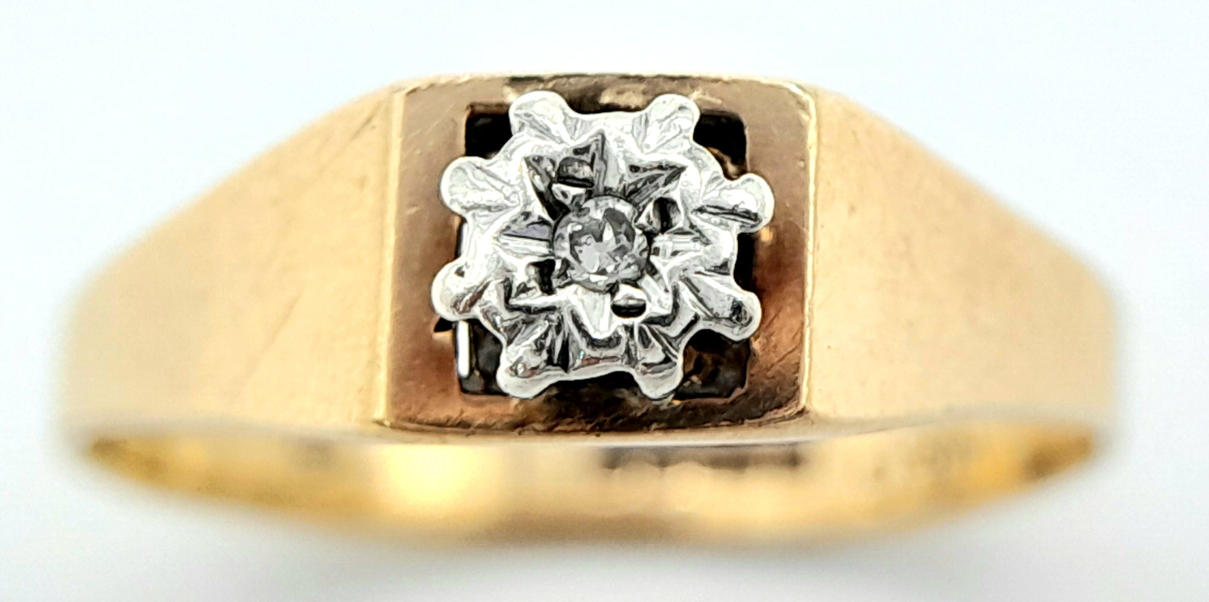 A 9ct Yellow Gold Diamond Signet Ring, 0.03ct diamond, 2g weight, ring size O. ref: SH1472I - Image 4 of 6