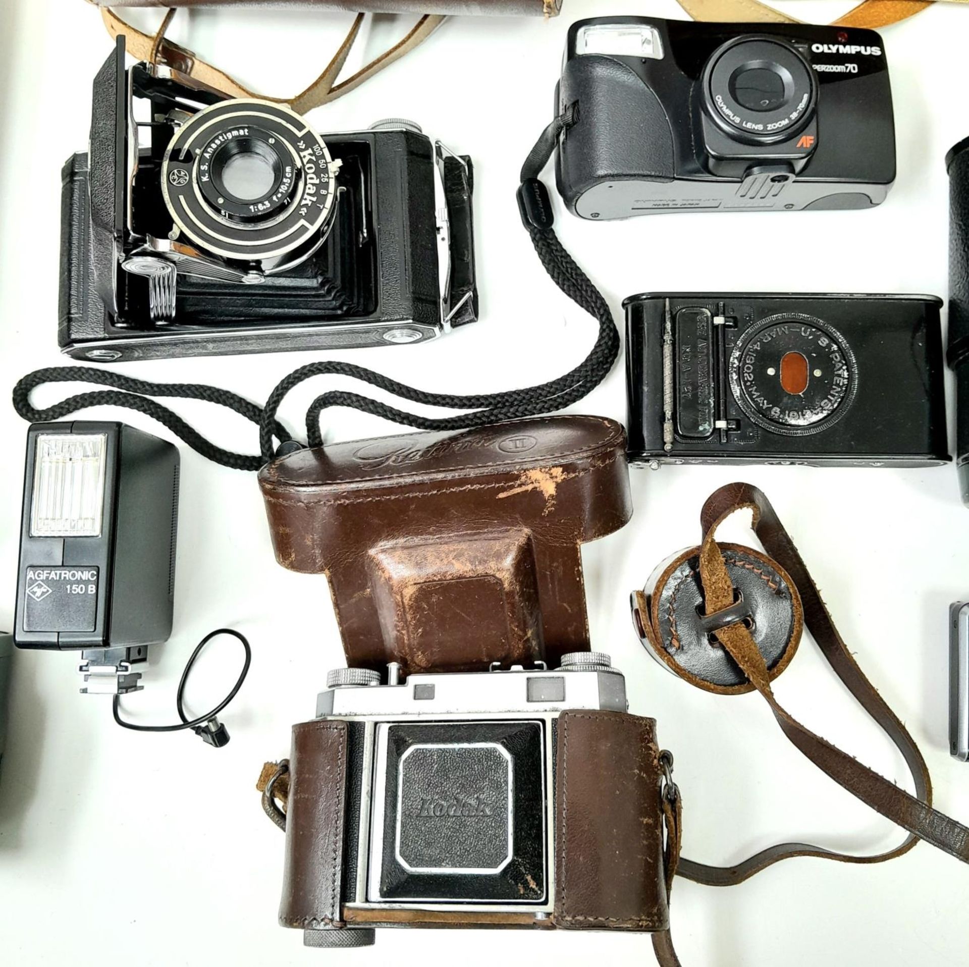 A Vintage Collection of Cameras, Camera Accessories and Binoculars. As found - Bild 2 aus 6