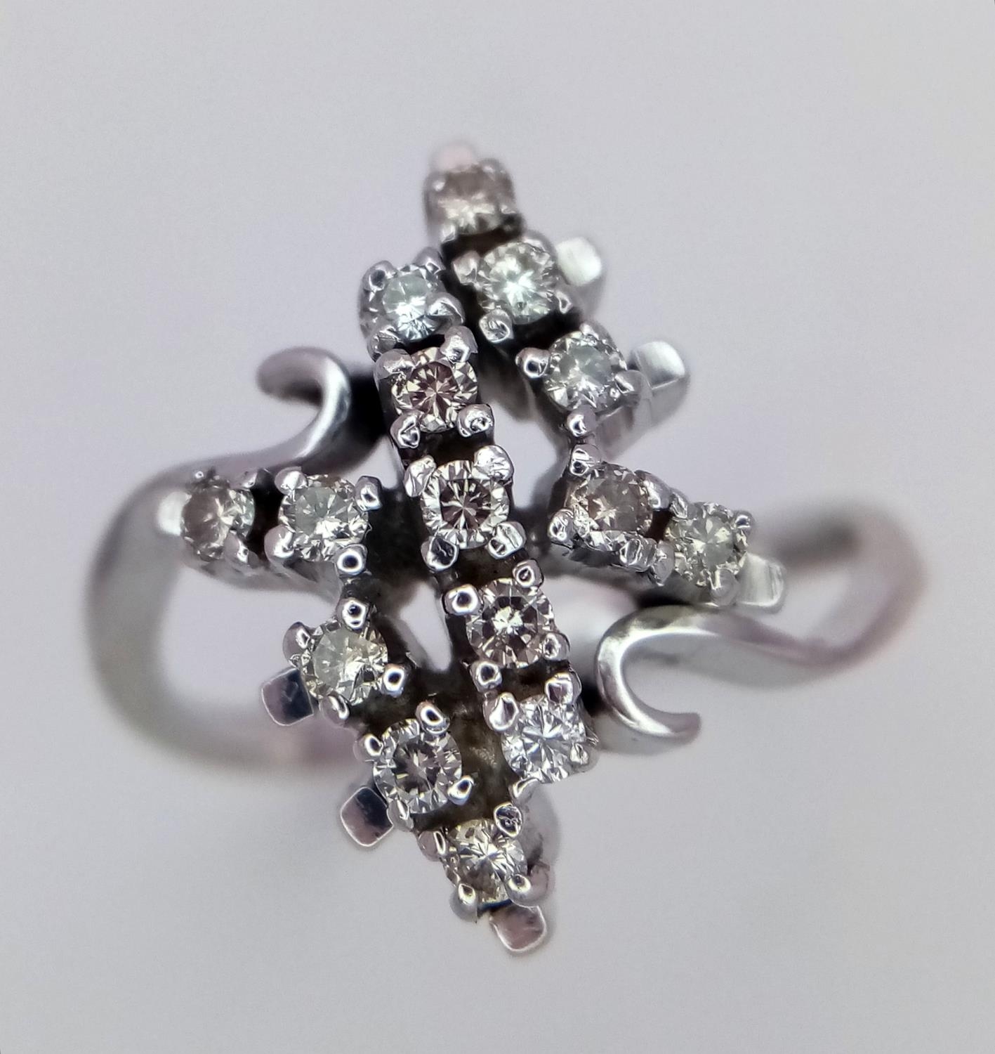 AN 18K WHITE GOLD DIAMOND FANCY CLUSTER RING. 0.25ctw, size O, 4.6g total weight. Ref: SC 9036 - Bild 2 aus 5