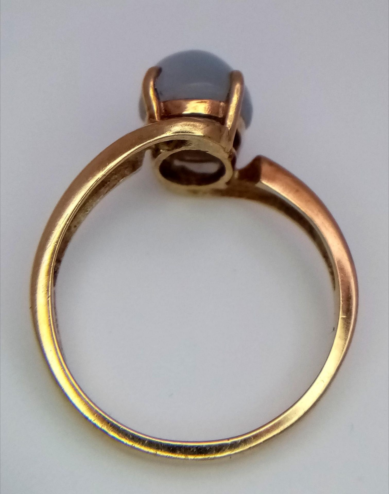 A Gorgeous 9K Yellow Gold Moonstone Cabochon Crossover Ring. Size P. 3.5g total weight. - Image 5 of 6