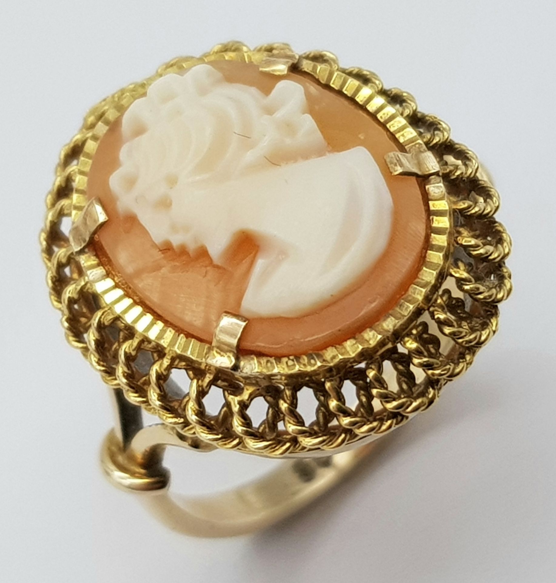 A Vintage 9K Yellow Gold Cameo Ring. Size P. 6.1g total weight.