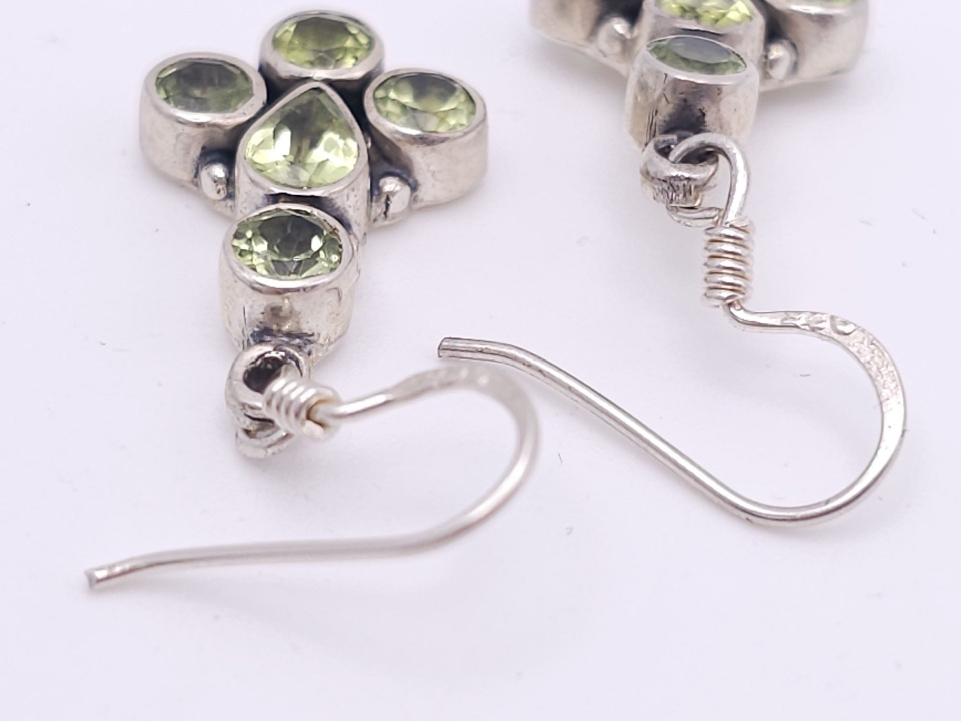 A Pair of Sterling Silver Art Deco Style Peridot Set Earrings. 3cm Drop. - Bild 6 aus 7