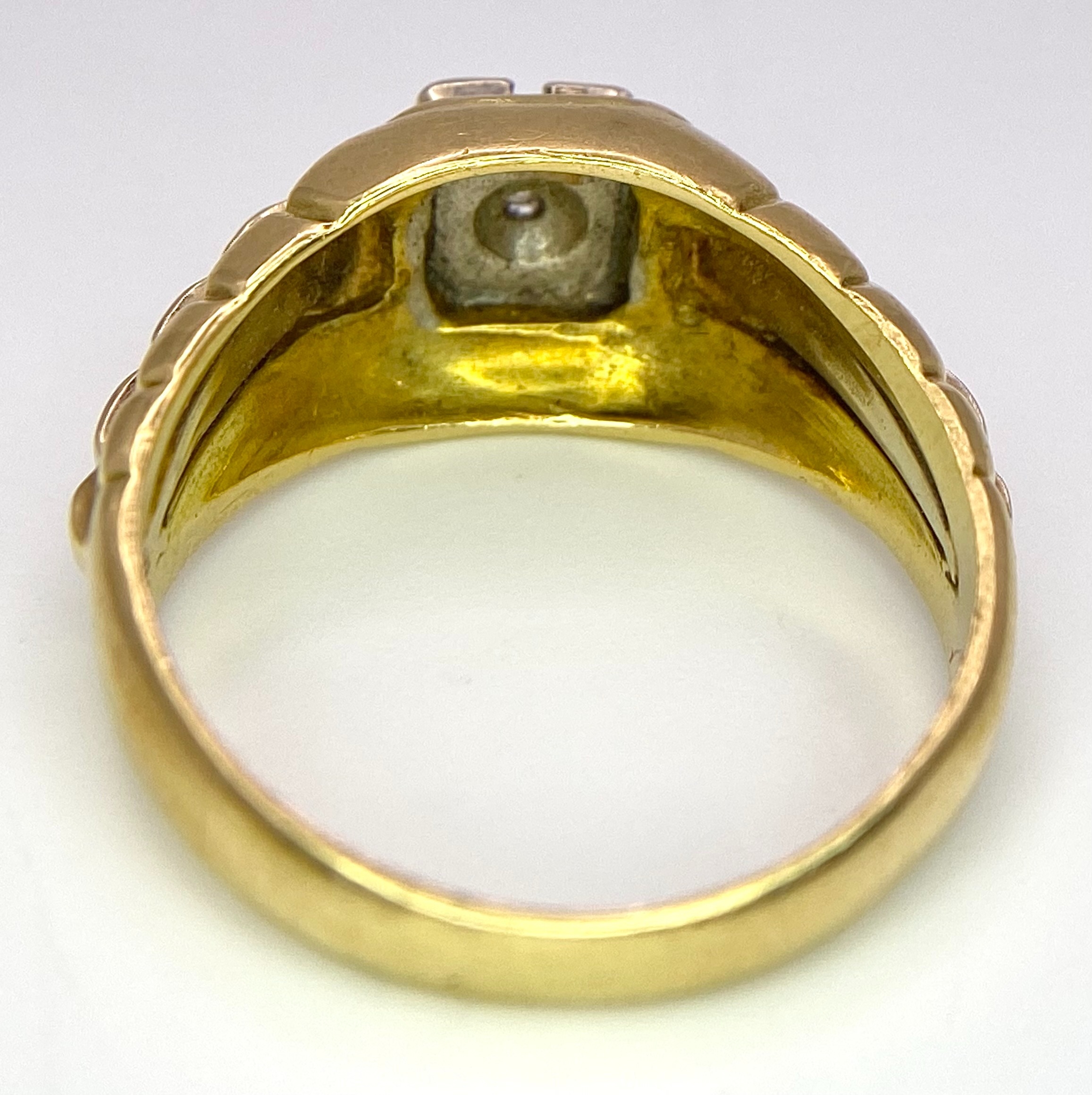 AN 18K TWO COLOUR ROLEX STYLE DIAMOND RING. 6.8G. SIZE P. - Image 8 of 10