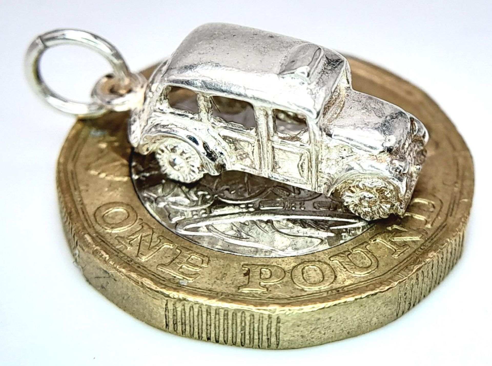 A STERLING SILVER VINTAGE LONDON TAXI CHARM 1.8G , 21mm x 8mm. SC 9092 - Image 4 of 4