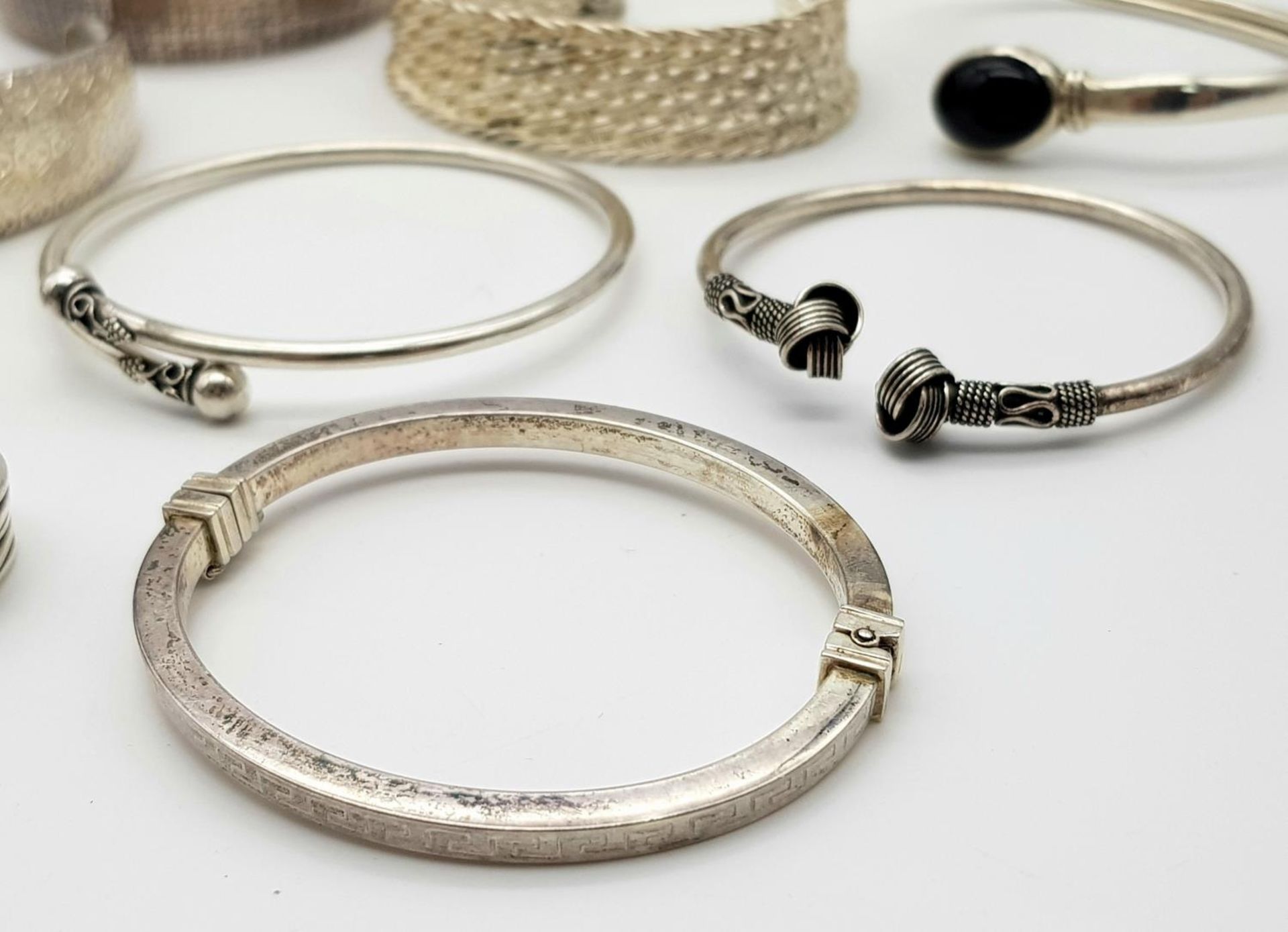 A sterling silver job lot consisting of four pearl necklaces, 7 bangles. 1 pendant and 1 ring - Image 7 of 8