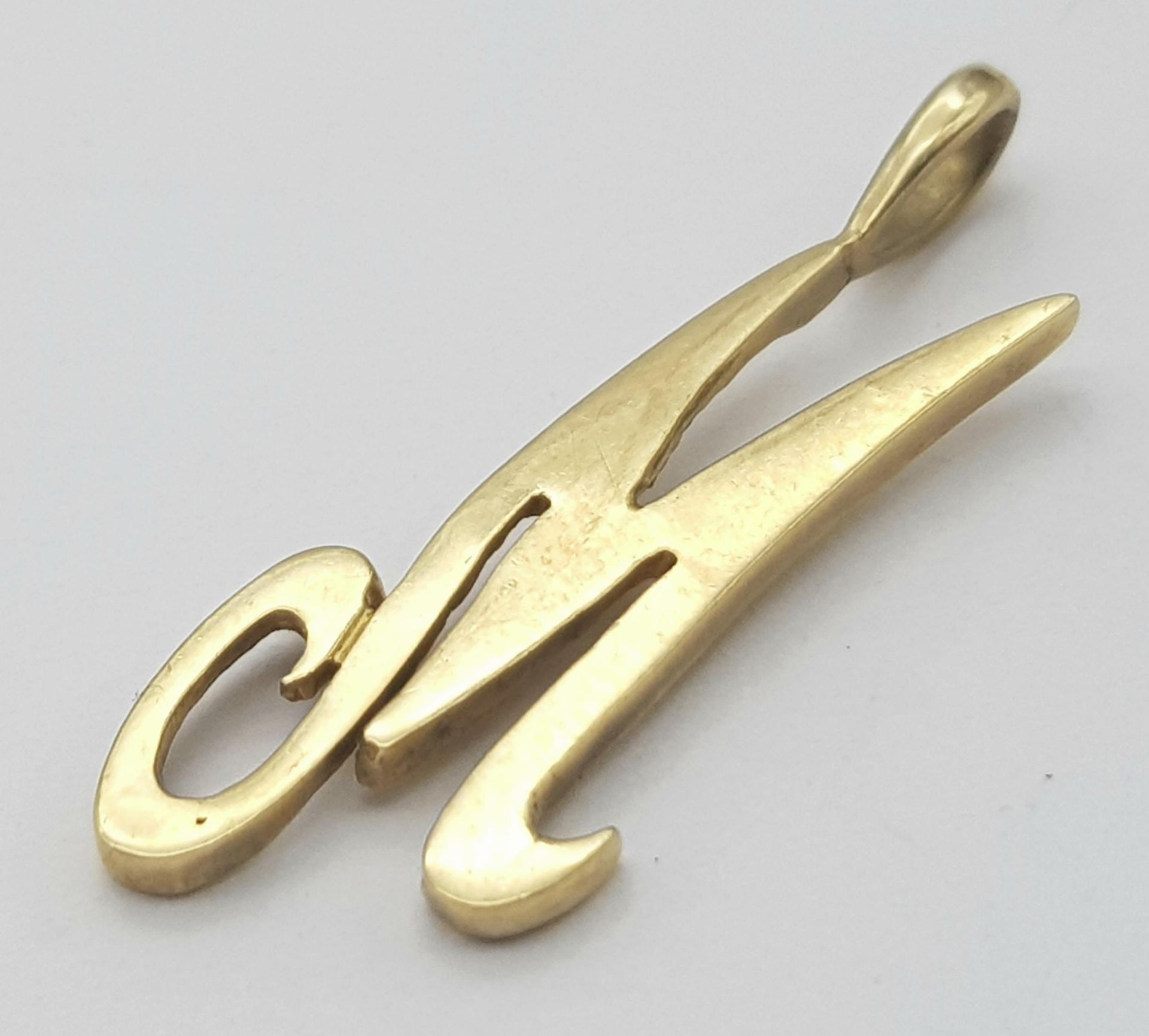 A Vintage 9K Yellow Gold 'M' Pendant. 3cm. 1.4g
