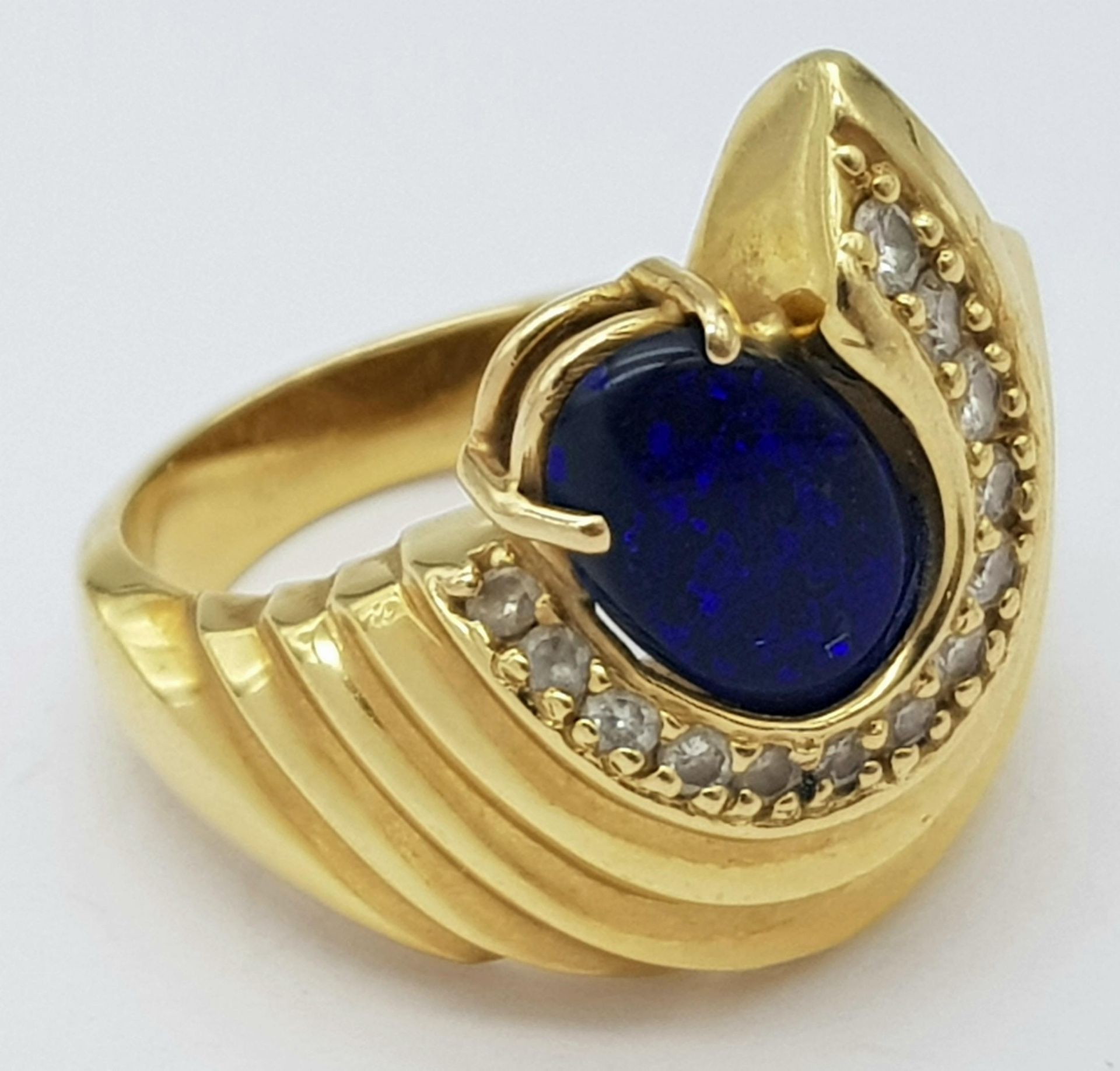 A Gorgeous 18K Yellow Gold (tested) Australian Black Opal and Diamond Ring. An enticing oval cut - Bild 4 aus 6