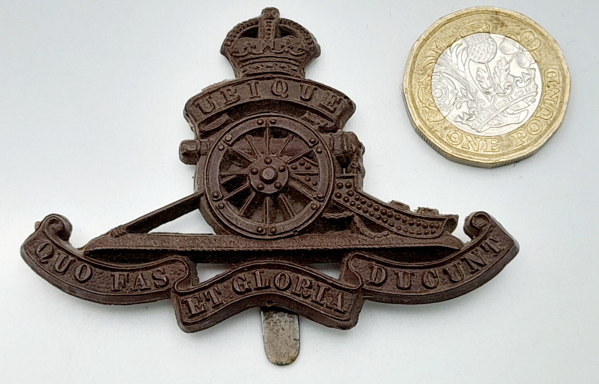 Super Scarce WW2 Plastic Economy (Cellulose Acetate) Issue Royal Artillery Cap Badge. - Bild 3 aus 3
