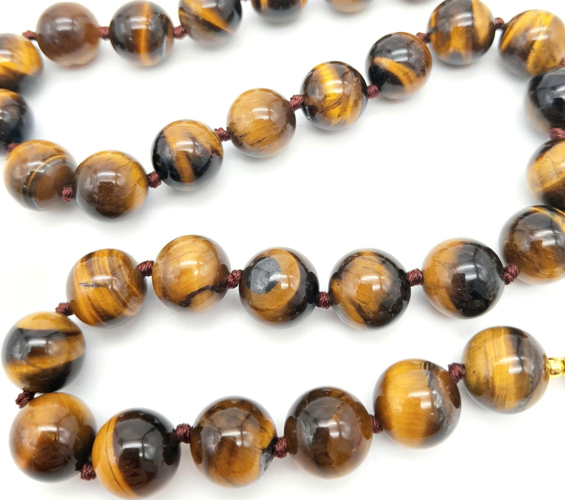 A Rich Tigers Eye Beaded Necklace with a Hanging Keisha Baroque Pearl Pendant. 12mm beads. - Bild 3 aus 4