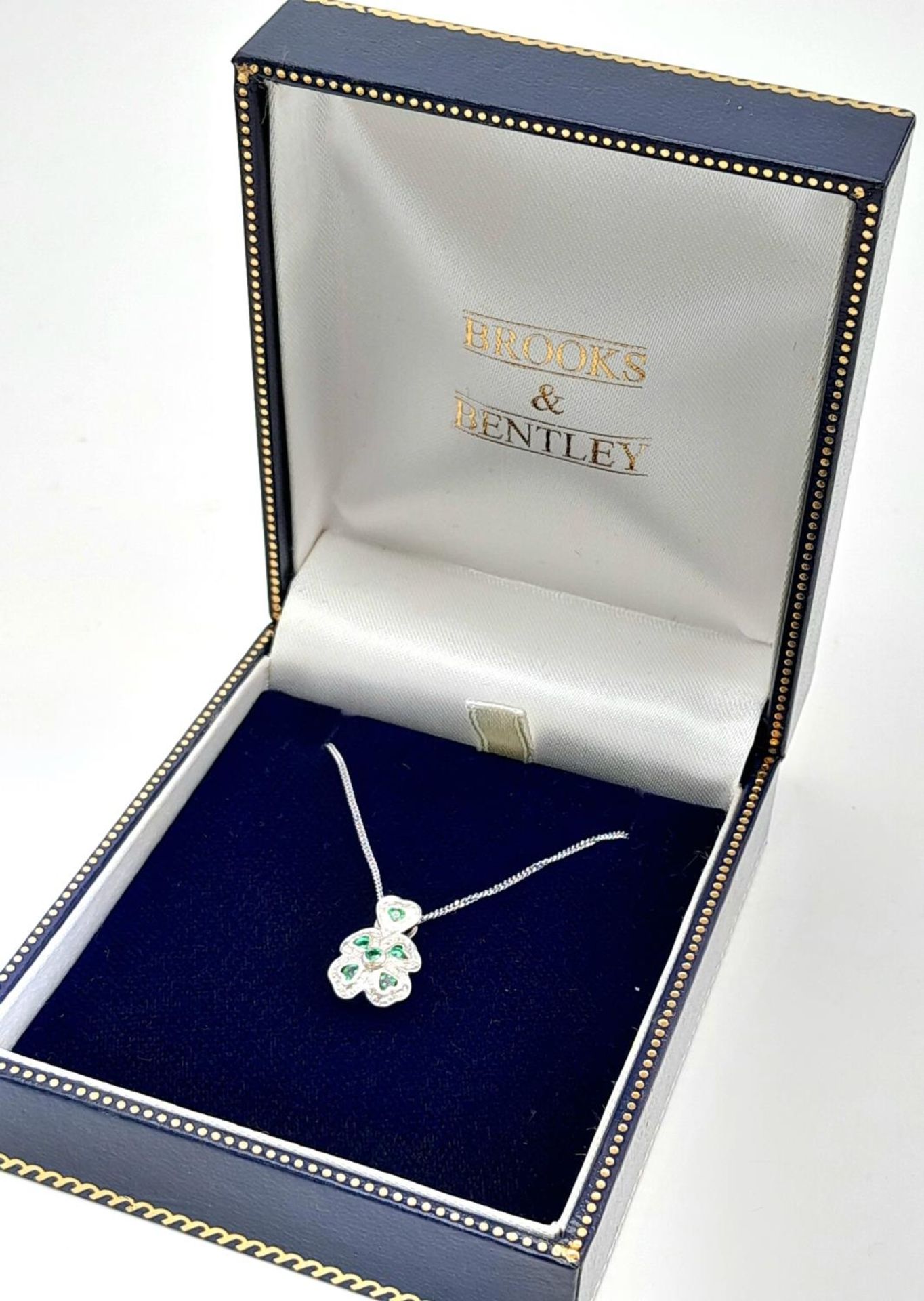 A 9K White Gold Emerald Clover Pendant on Necklace. Comes with presentation case. 1.4cm pendant, - Image 7 of 8