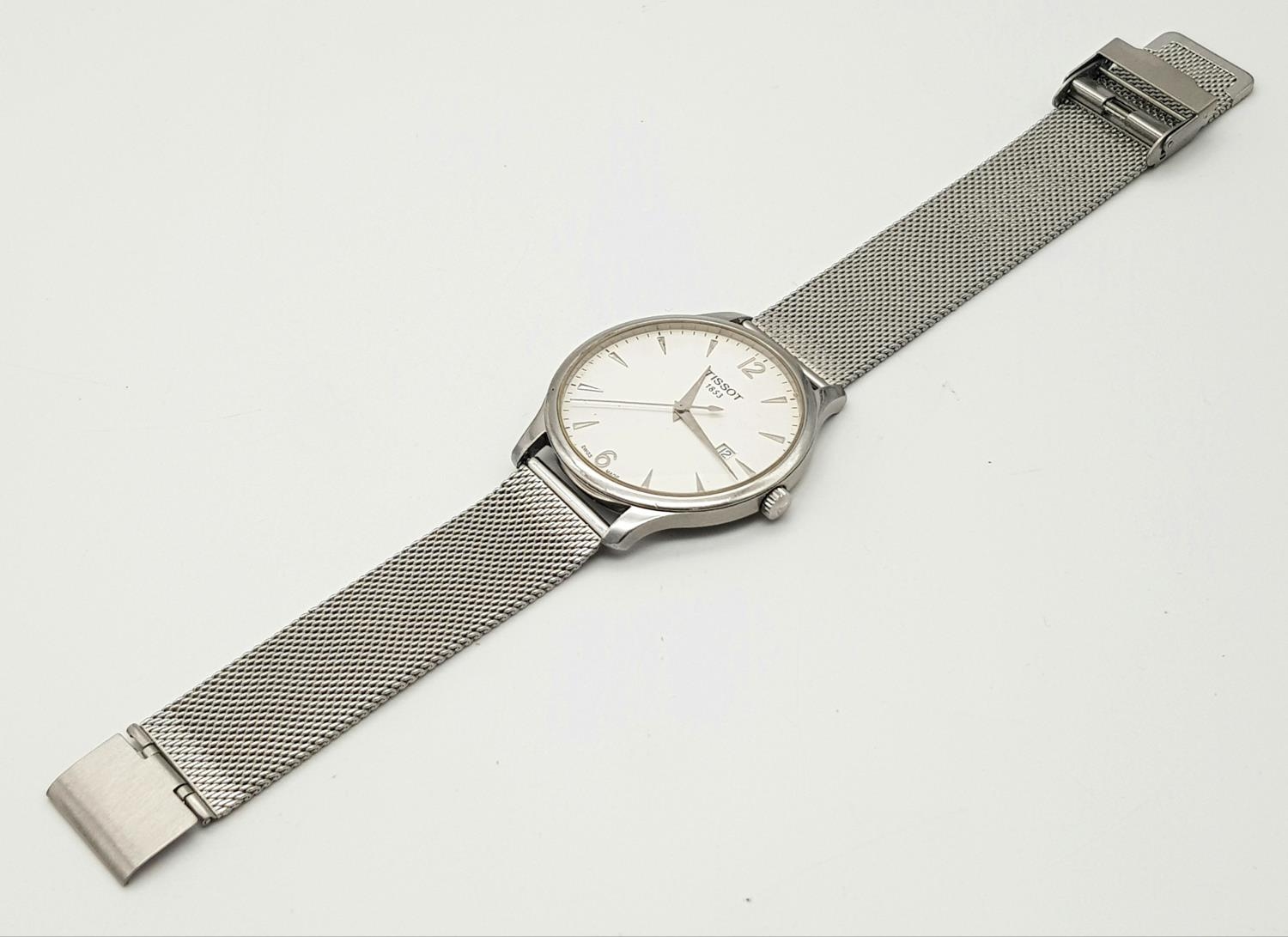 A Large Tissot Quartz Gents Watch. Stainless steel bracelet and case - 42mm. White dial with date - Image 4 of 6