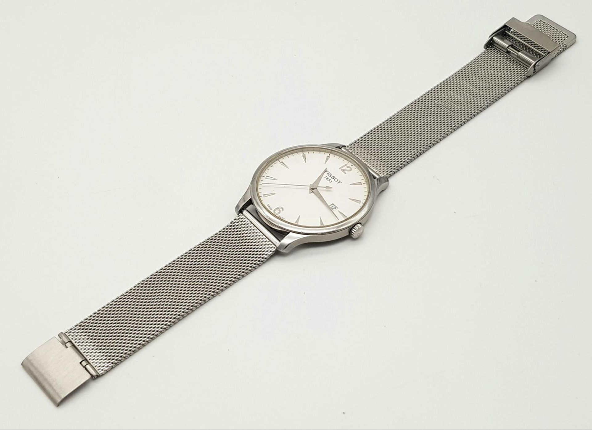 A Large Tissot Quartz Gents Watch. Stainless steel bracelet and case - 42mm. White dial with date - Bild 4 aus 6