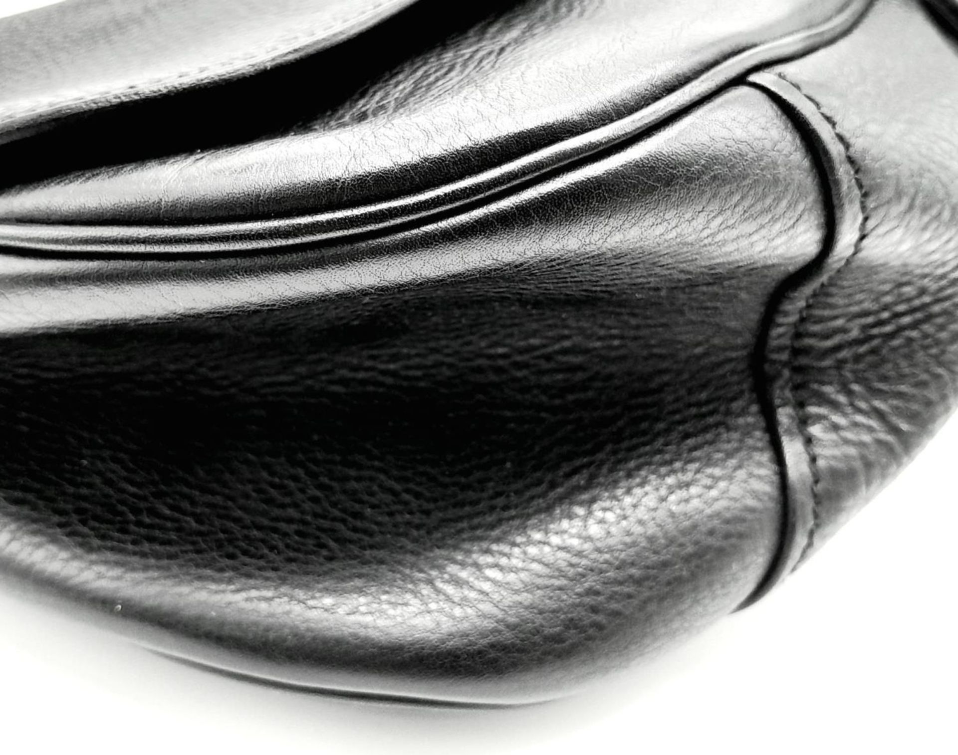 A Prada Black Leather Crossbody Satchel Bag. Textured exterior with buckled flap. Spacious leather - Bild 11 aus 14