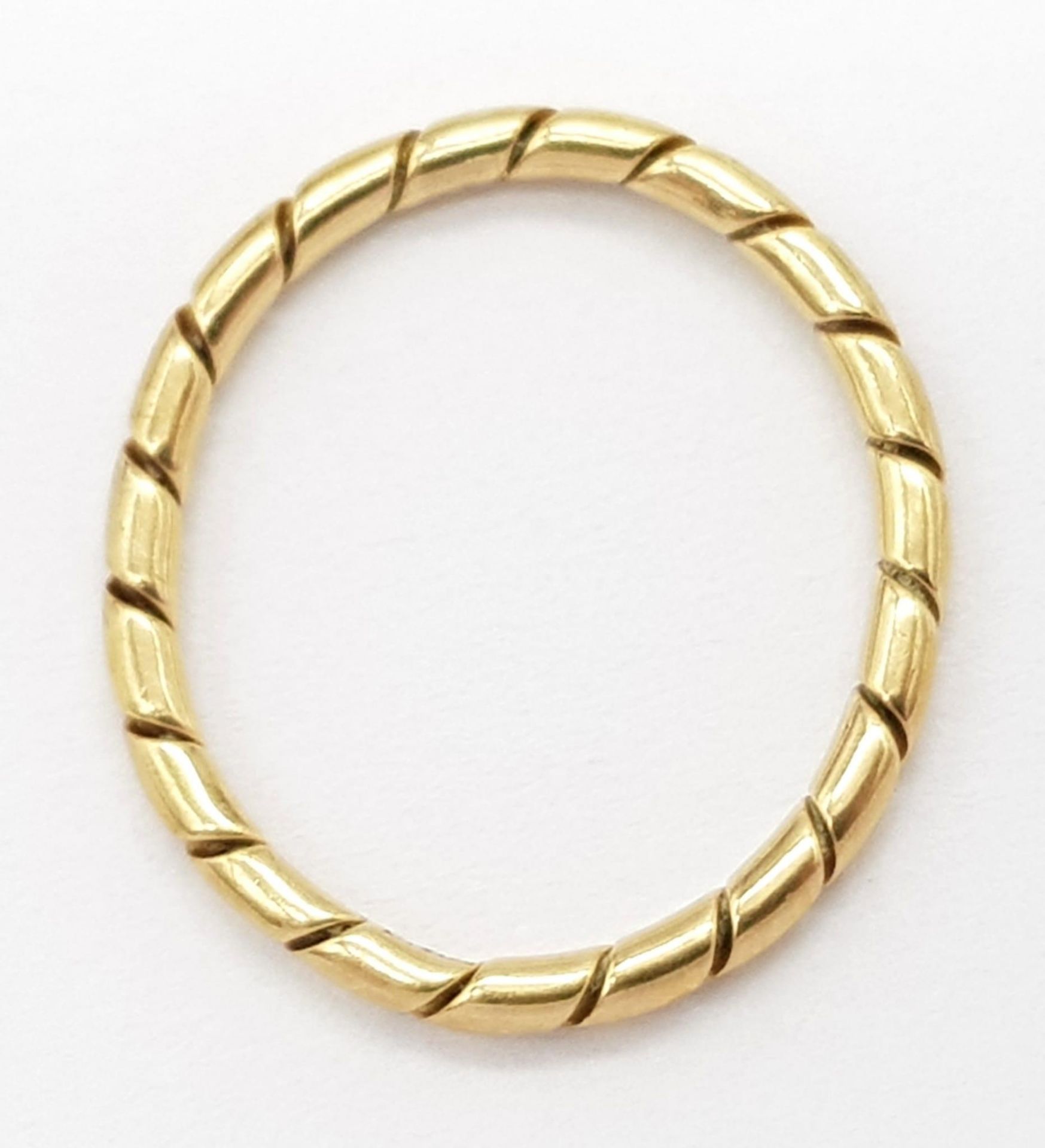 A Vintage 9K Yellow Gold Thin Band Ring with Diagonal Ridged Design. Size K. 1.33g. 2mm - Image 3 of 4