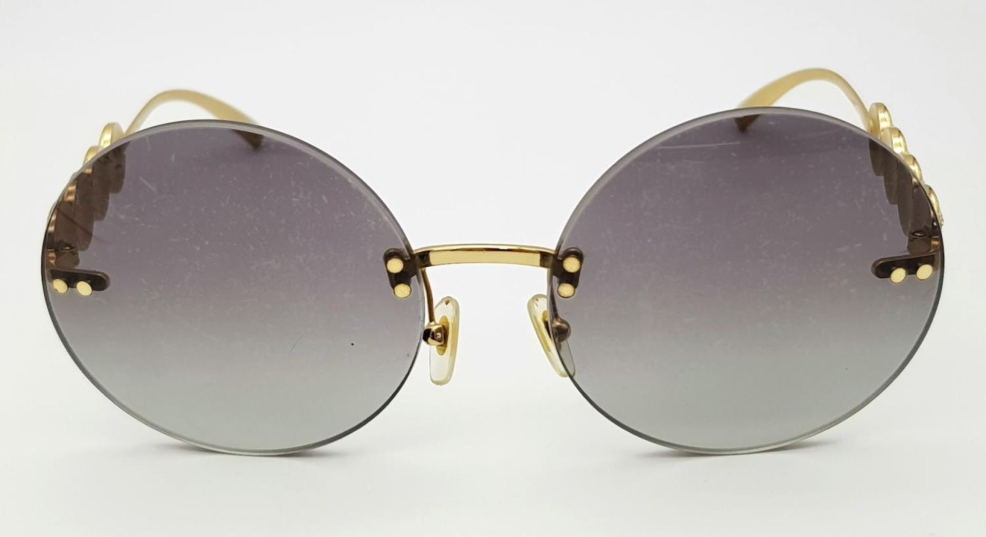 A Pair of Designer Versace Ladies Sunglasses. - Bild 3 aus 7