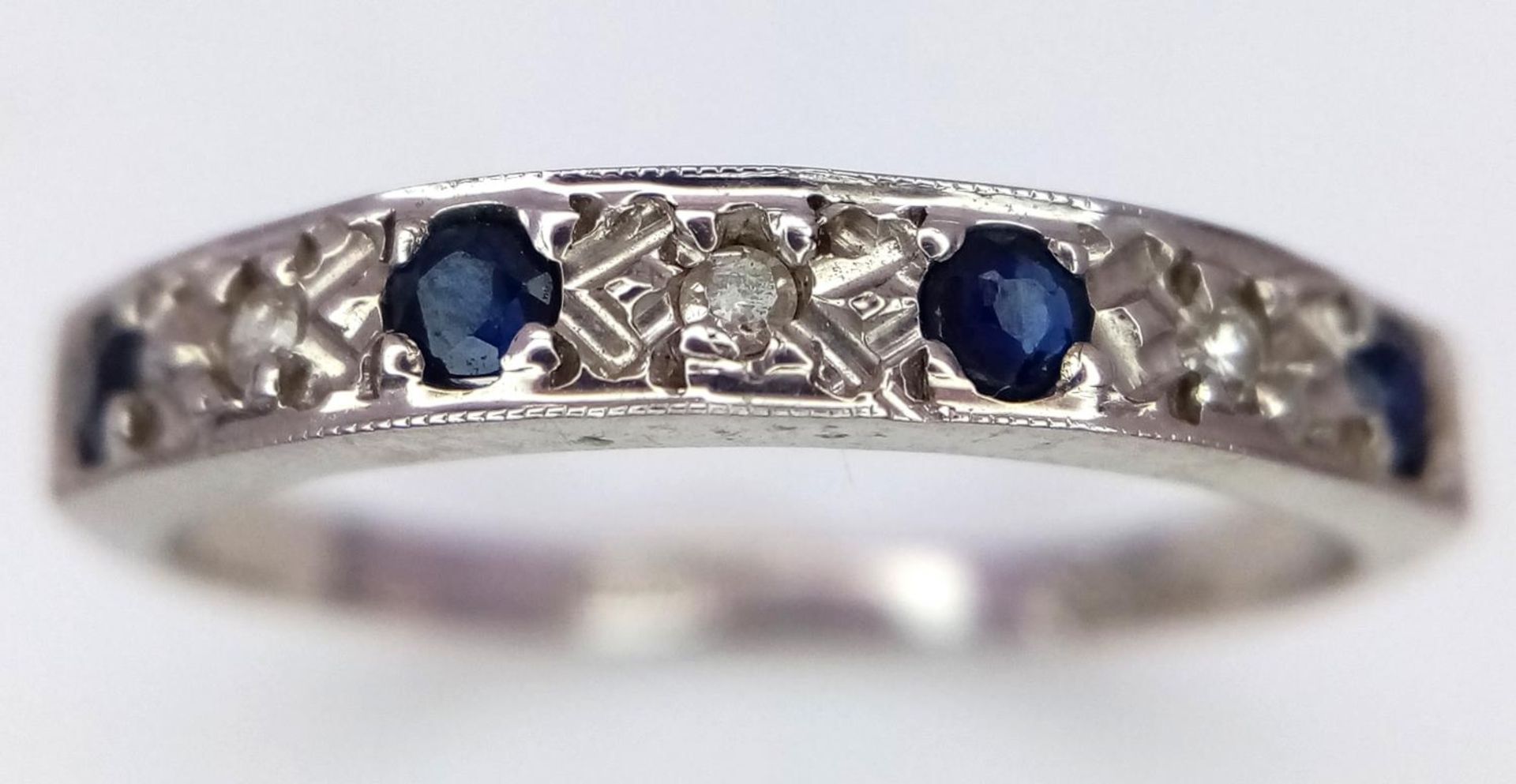A 9K WHITE GOLD DIAMOND & SAPPHIRE BAND RING 2G SIZE N SPAS 9004 - Image 2 of 5
