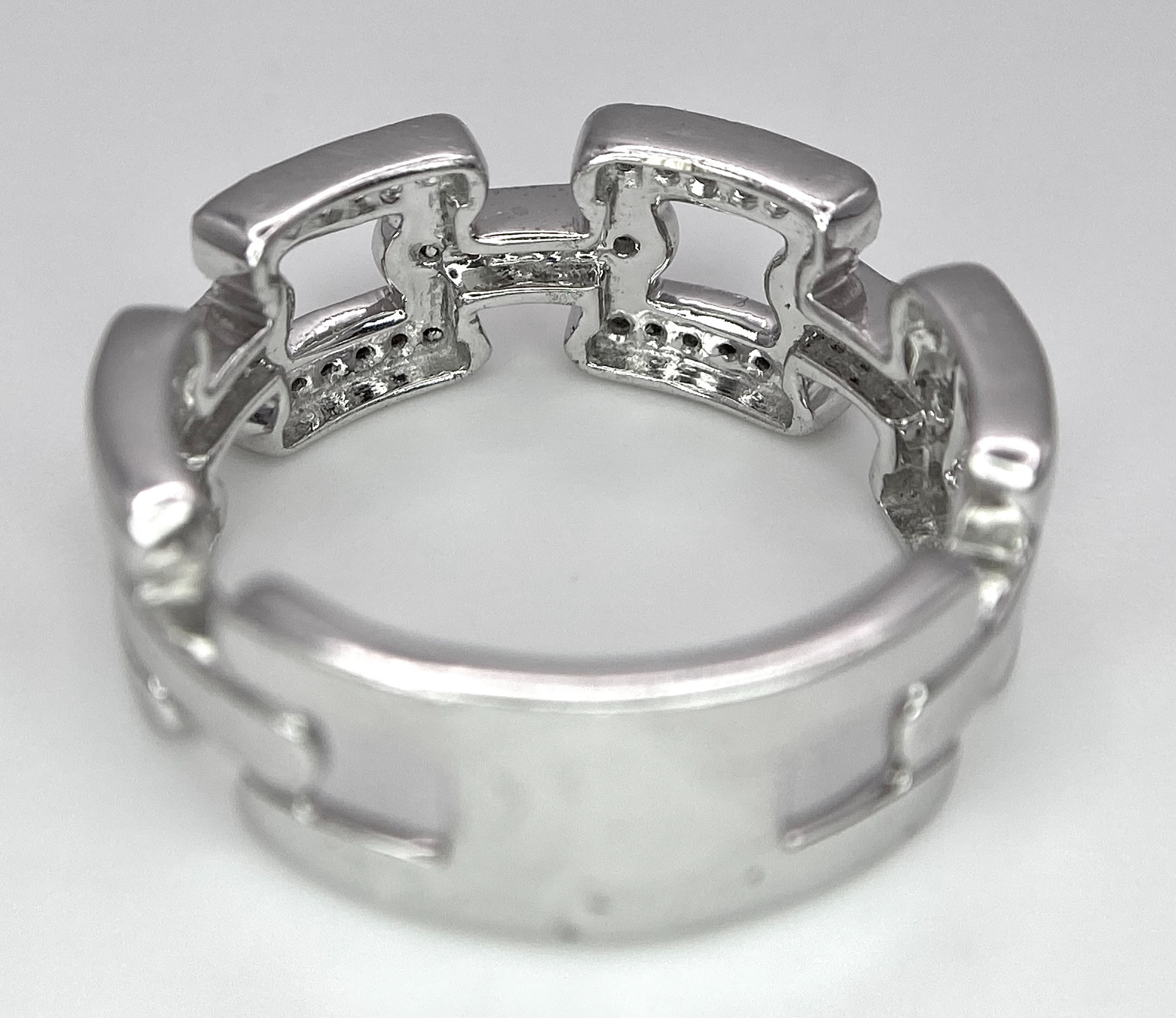 A 9K WHITE GOLD DIAMOND SET LINK RING. 0.25ctw, Size N, 4.7g total weight. Ref: SC 8003 - Image 3 of 6