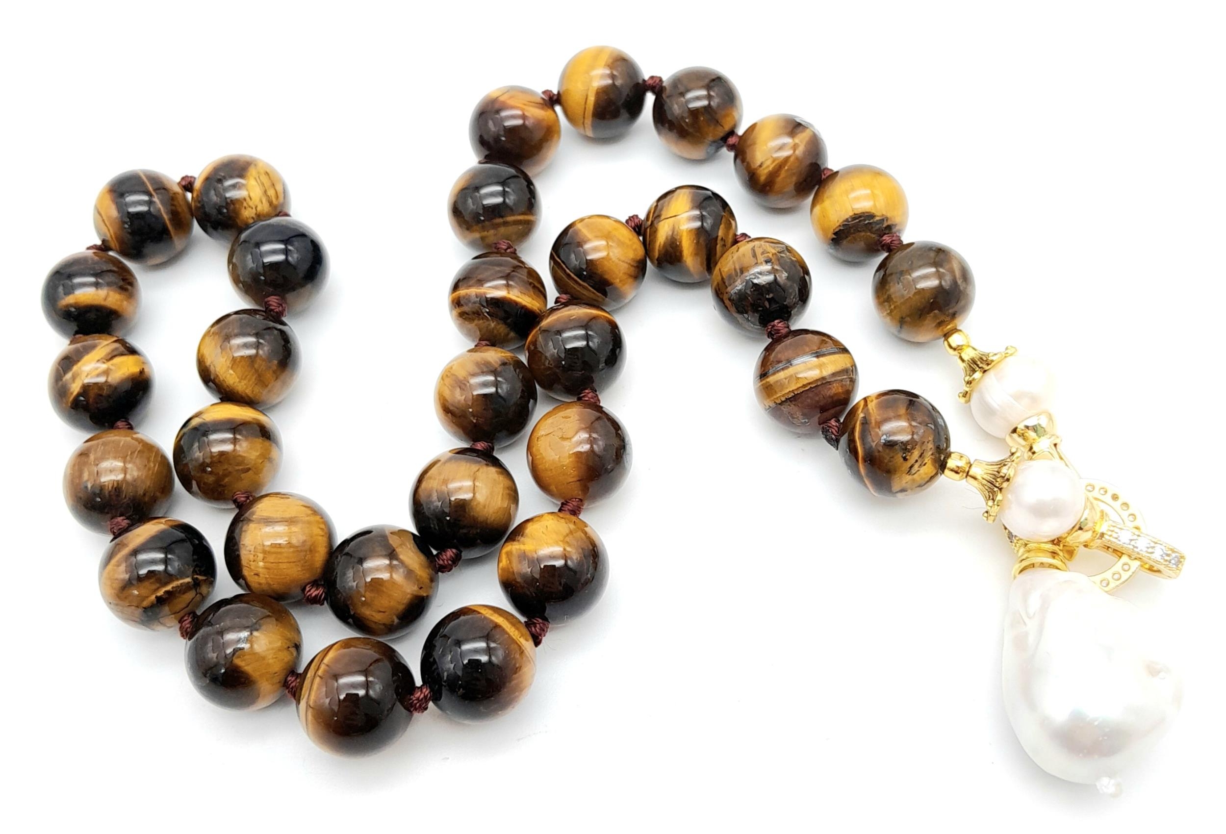 A Rich Tigers Eye Beaded Necklace with a Hanging Keisha Baroque Pearl Pendant. 12mm beads. - Image 4 of 4