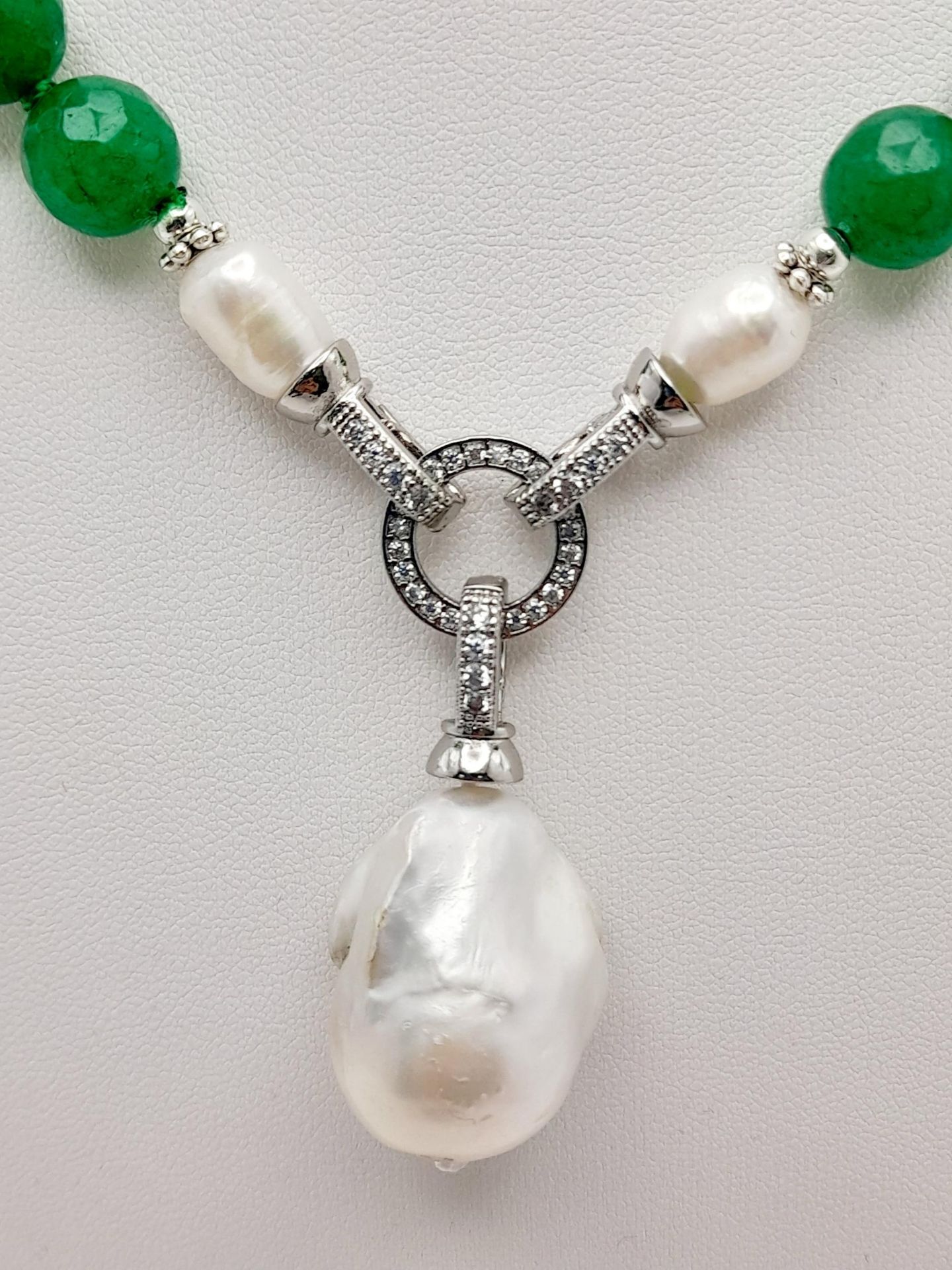 A Faceted Green Jade Necklace with Hanging Baroque Pearl Pendant. Cultured pearl and white stone - Image 2 of 3
