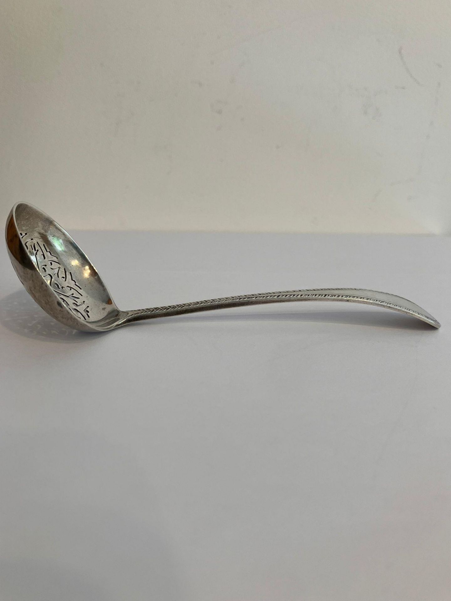 Antique VICTORIAN SILVER SIFTING LADLE. Having a beautiful cut out design to bowl and feather - Image 4 of 5