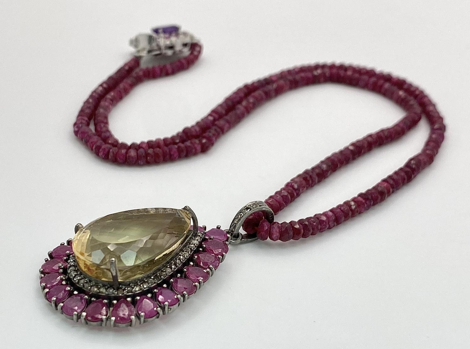 A Citrine and Ruby Pendant with Diamond Surround and Bail - On a Ruby small rondelle necklace with - Bild 2 aus 5