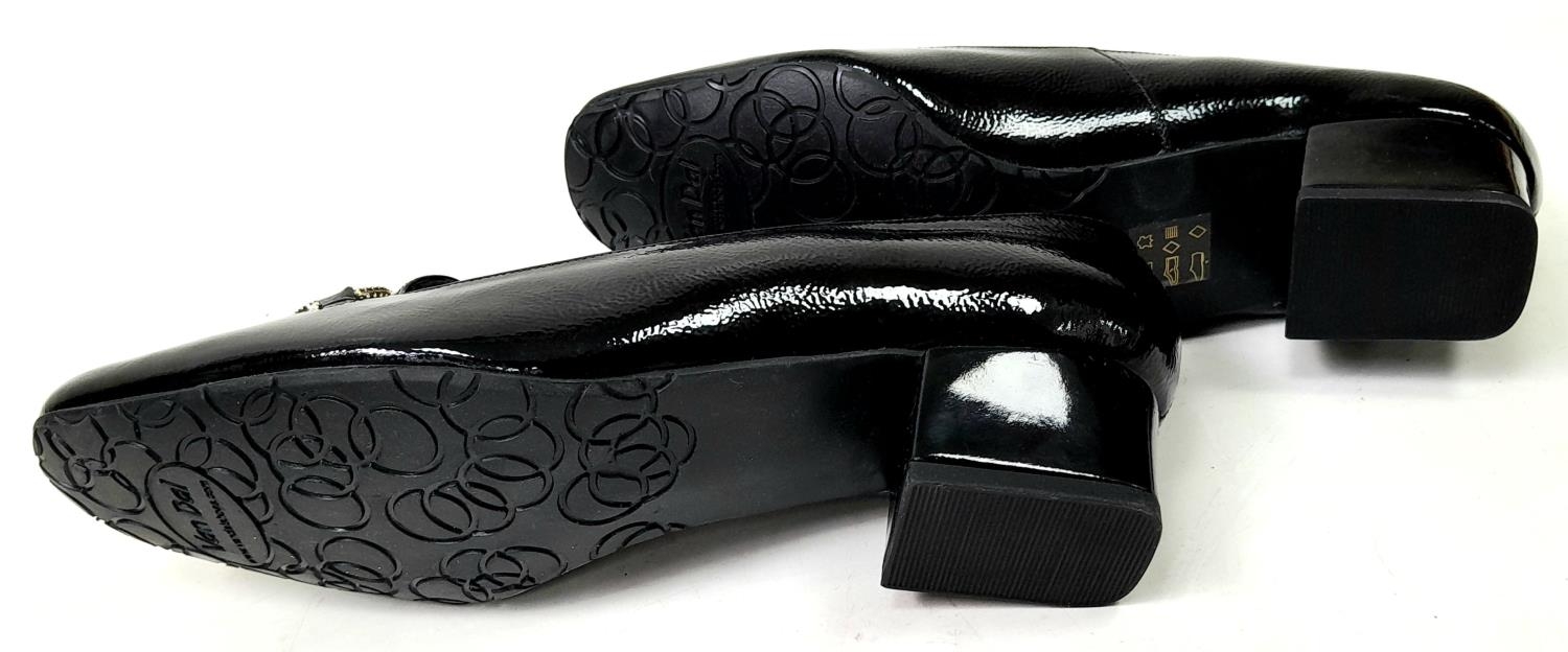 An Unused pair of "Twilight" lacquered ladies shoes by Van Dal, Size 5 ,1.5" heel. In box. - Image 7 of 10