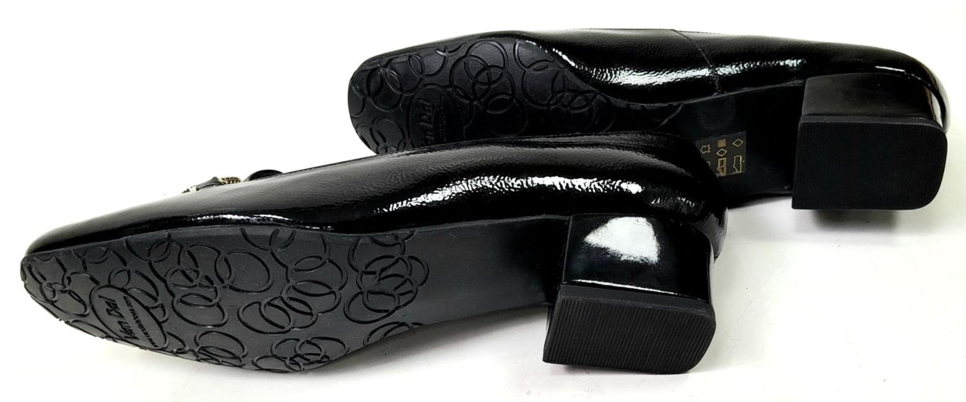 An Unused pair of "Twilight" lacquered ladies shoes by Van Dal, Size 5 ,1.5" heel. In box. - Bild 7 aus 10
