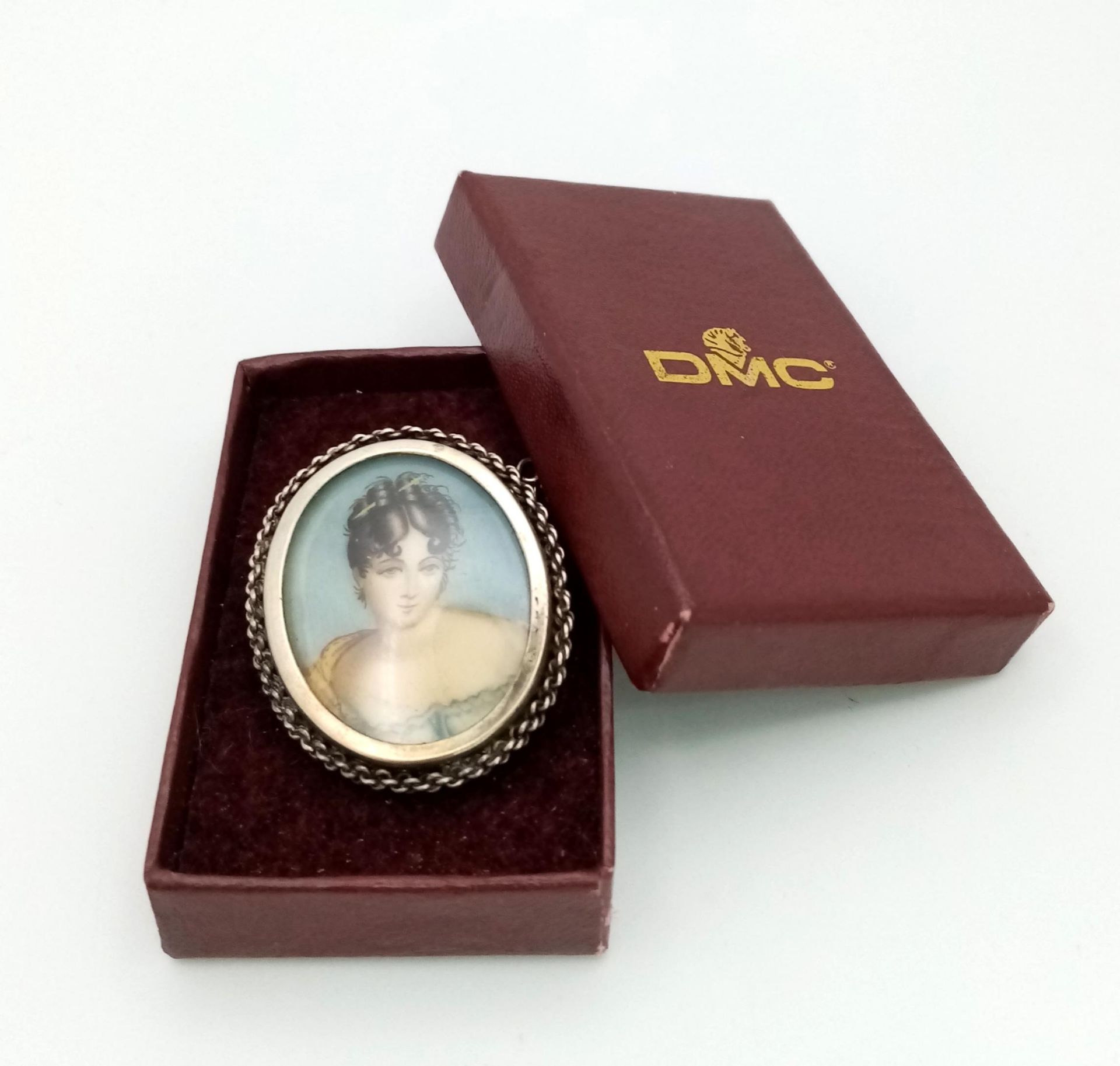 An Exquisite, Vintage/Antique, Silver Mounted Hand Painted Miniature Portrait Brooch. 800 - Bild 5 aus 5