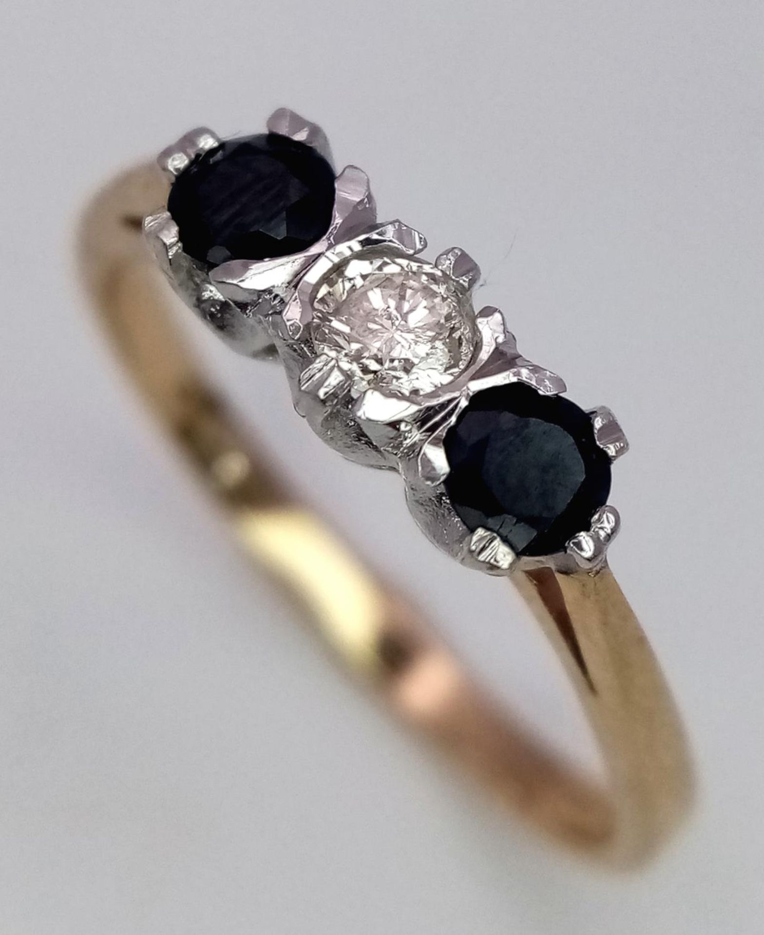 A 9K YELLOW GOLD DIAMOND & SAPPHIRE 3 STONE RING 2.1G SIZE P/Q 0.10CT DIAMOND & 0.20CT TOTAL - Image 3 of 5