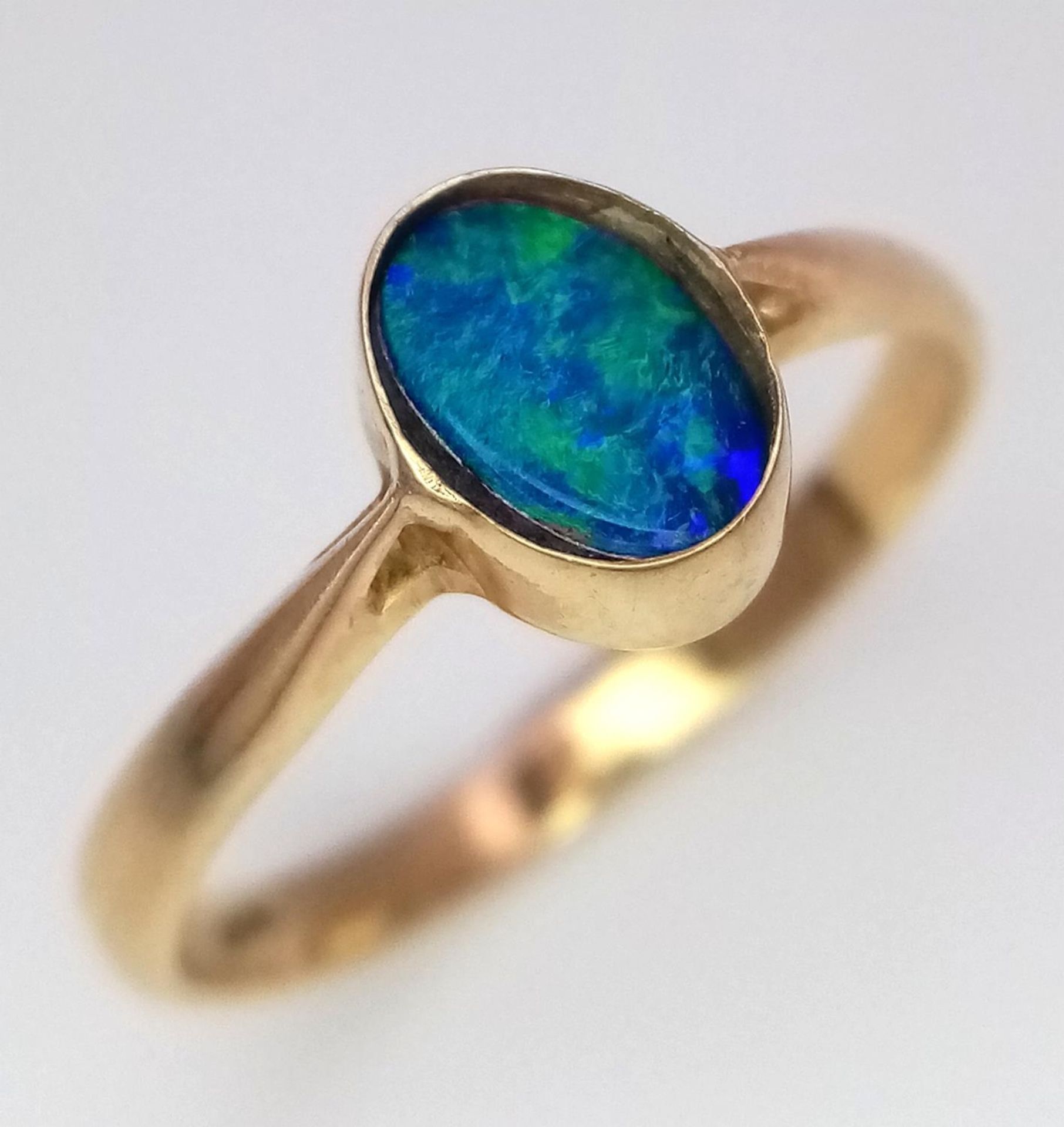 A 14K (TESTED) YELLOW GOLD DOUBLET OPAL RING. Size K, 1.4g total weight. Ref: SC 9033 - Image 3 of 5