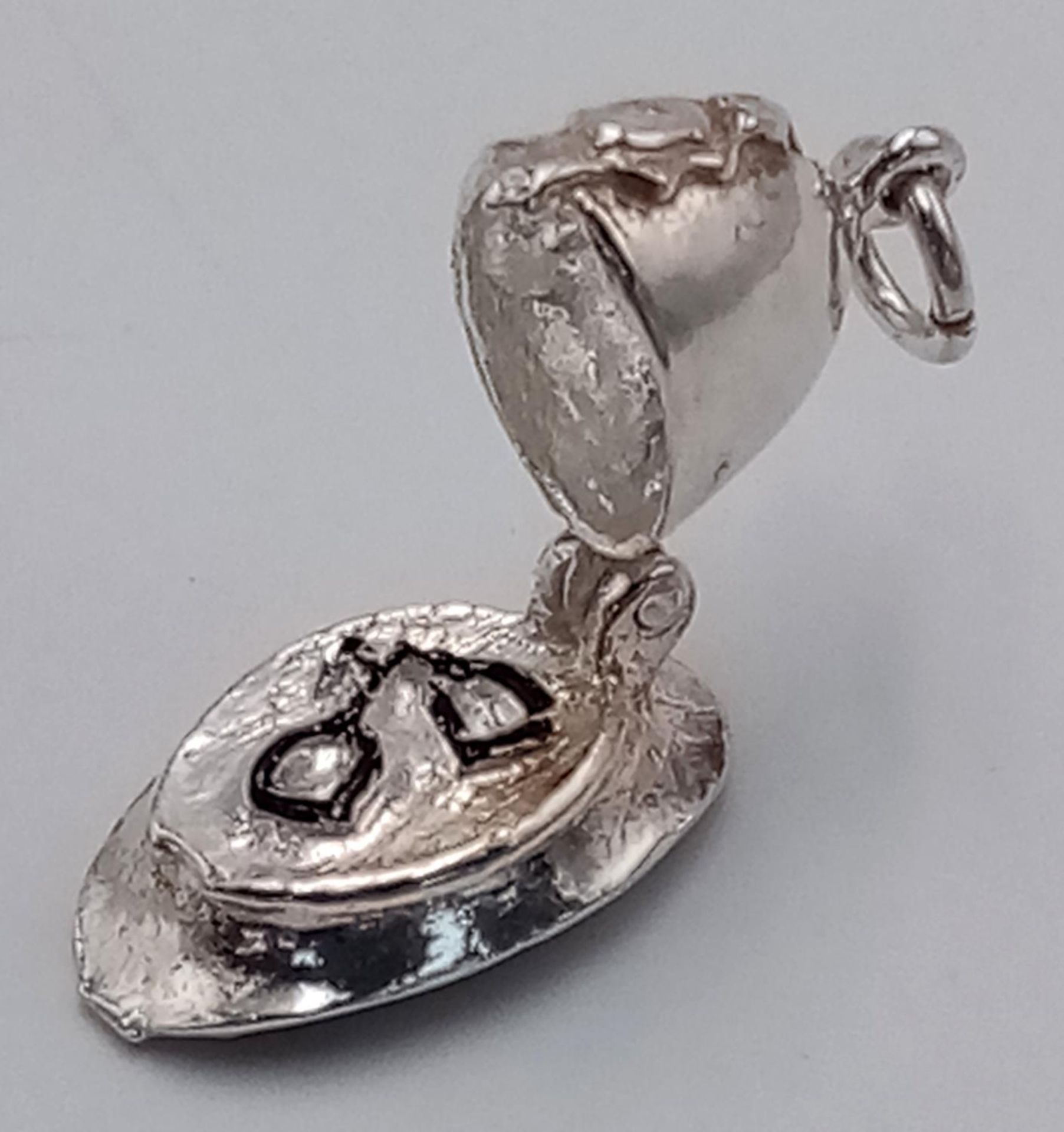A STERLING SILVER POLICEMANS HAT WHICH OPENS TO REVEAL HANDCUFFS 2.9G , approx 17mm x 16mm. SC 9091 - Bild 3 aus 4