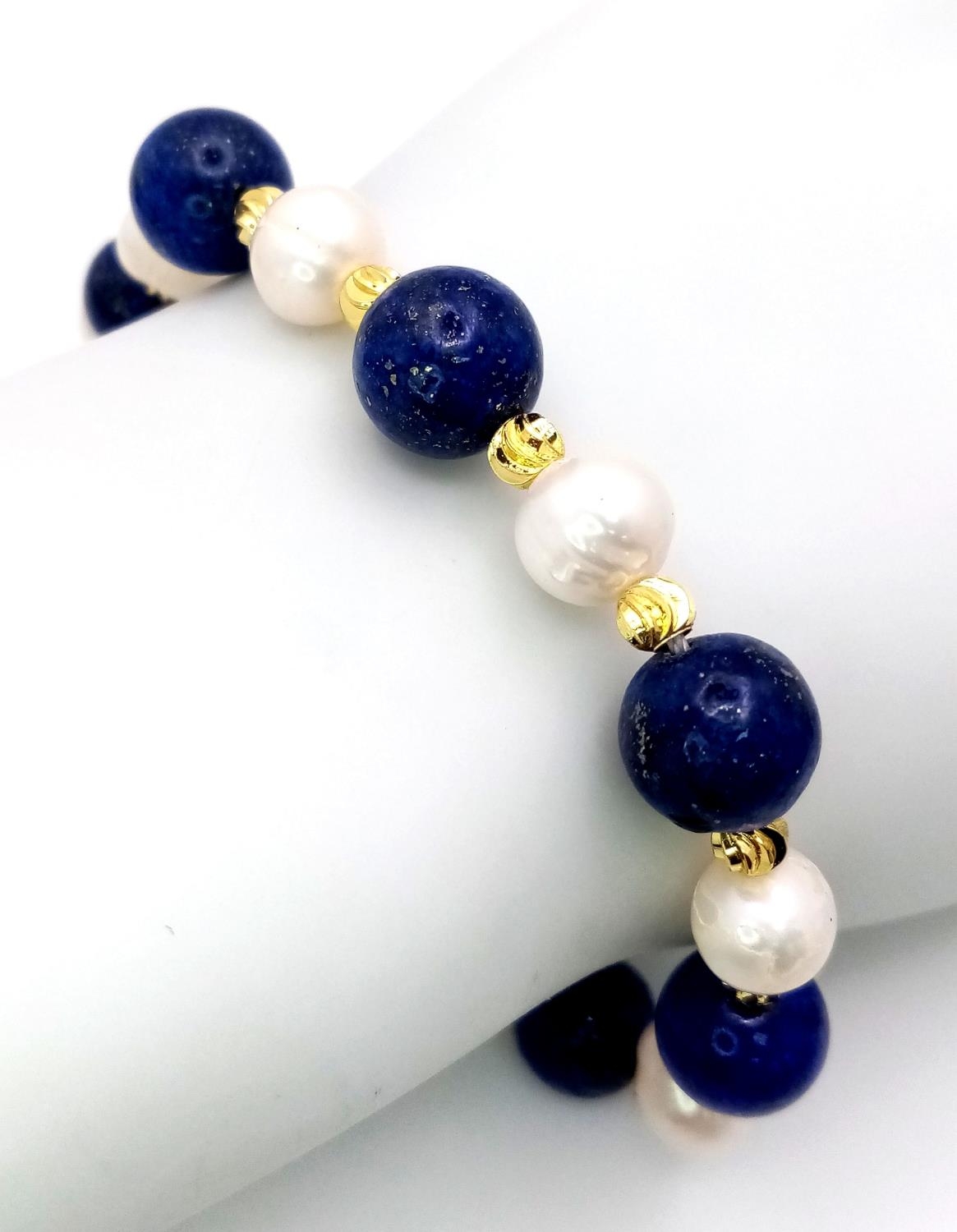 A Lapis Lazuli and Cultured Pearl Bracelet with Glitterball Clasp. 18cm - Image 3 of 4