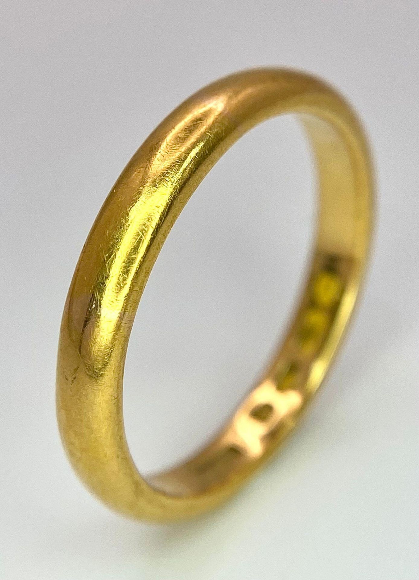 A 22 K yellow gold wedding band ring, fully hallmarked, size: U, weight: 6.4 g.