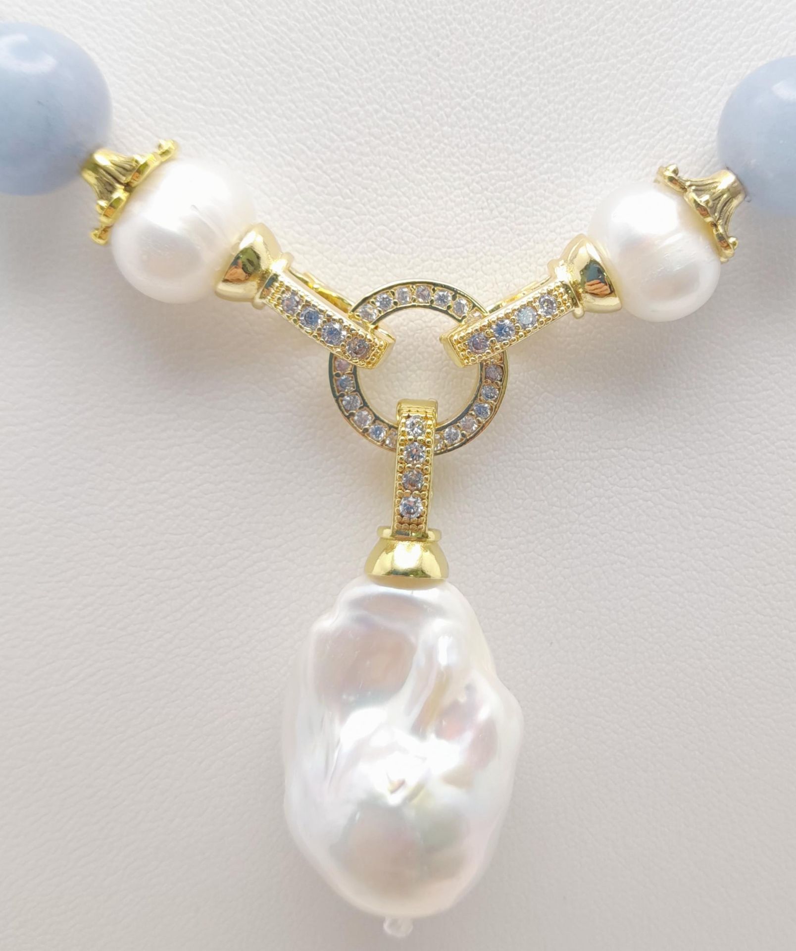 A Blue Aquamarine Beaded Necklace with a Hanging Keisha Baroque Pearl Pendant. Gilded clasp. White - Image 3 of 5