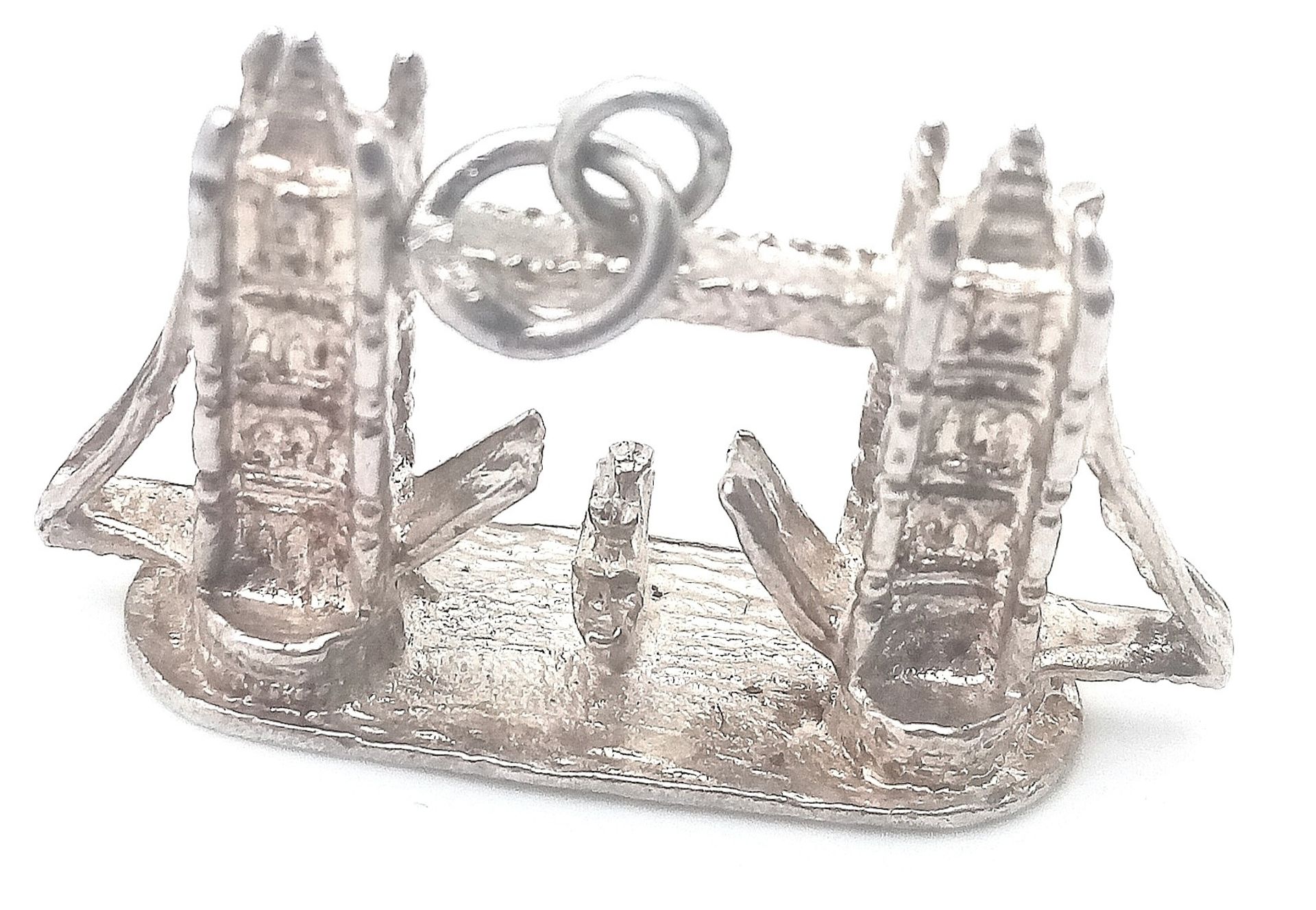 A STERLING SILVER LONDON THEMED TOWER BRIDGE CHARM/PENDANT. 3cm x 2.1cm, 6.5g weight. Ref: SC 8102 - Image 5 of 5