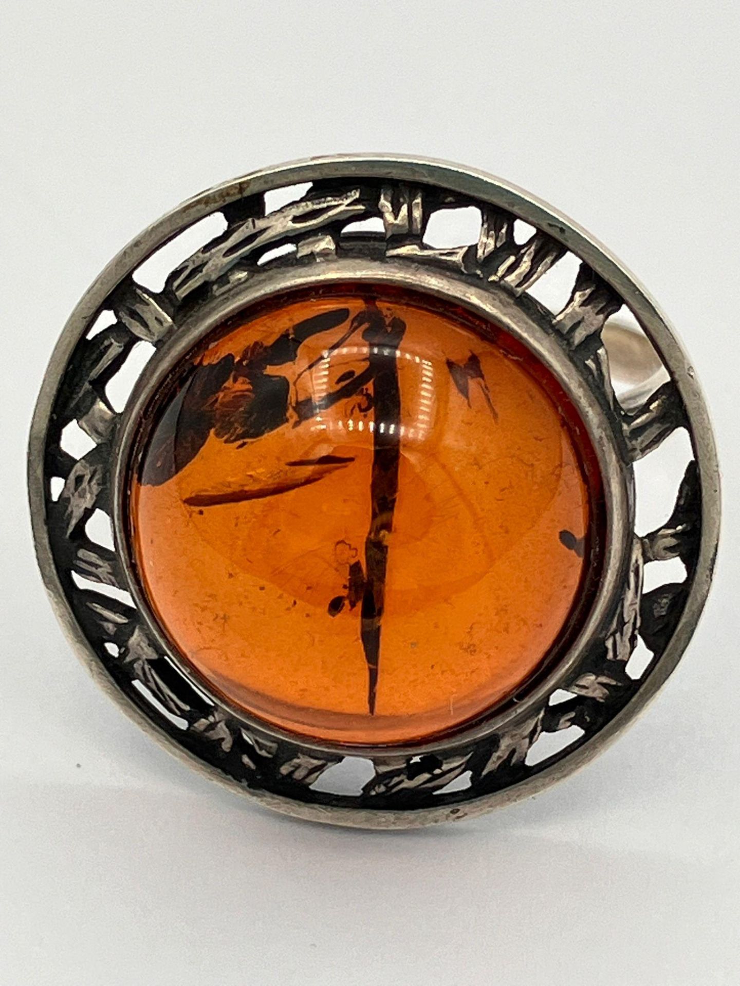 Vintage SILVER and AMBER RING .Having a large AMBER CABACHON set in a Silver Saturn Planet mount. - Bild 2 aus 3