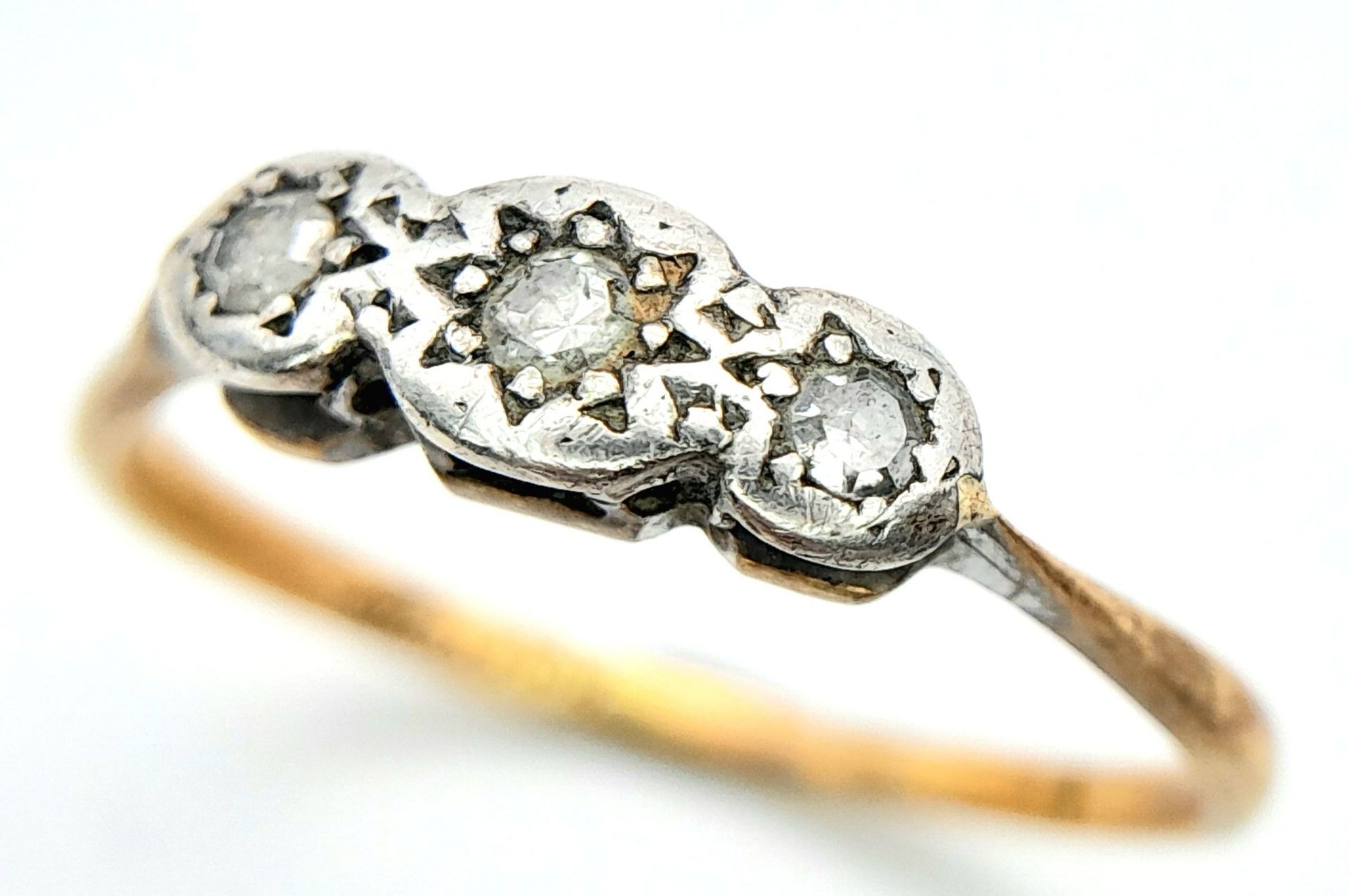 An antique 18 K yellow and white gold ring with a trilogy of diamonds, size: S, weight: 2.3 g. - Image 5 of 6