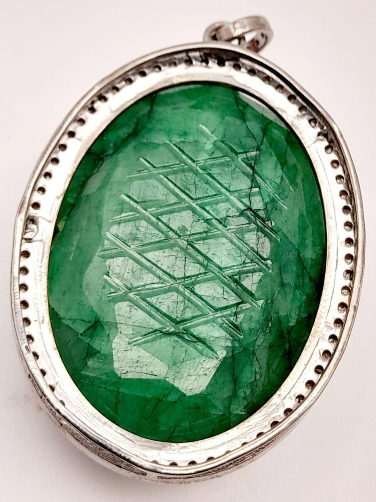 A Silver Carved Emerald Pendant with Rose-Cut Diamond Surround. Oval shaped. 144.25- ctw. Diamonds - - Bild 4 aus 5