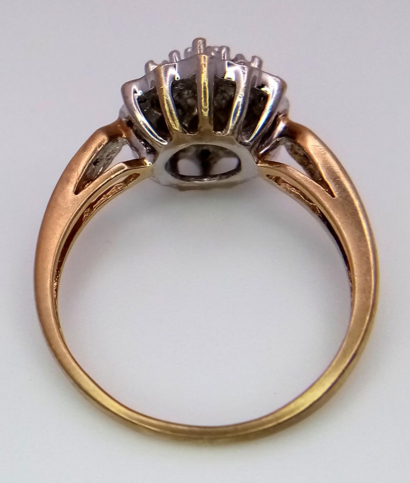 A 9K YELOW GOLD DIAMOND RING IN THE FLORAL DESIGN 0.20CT 3.6G SIZE O. SC 9003 - Image 4 of 5