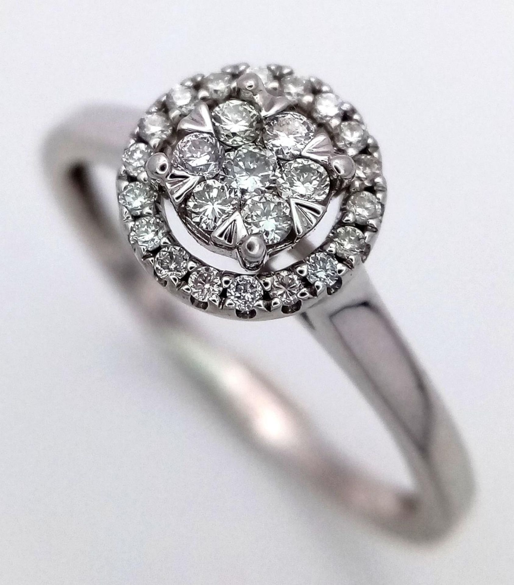 A 9K White Gold Diamond Cluster Ring. A circle of round cut diamonds with a halo of smaller round - Bild 3 aus 5