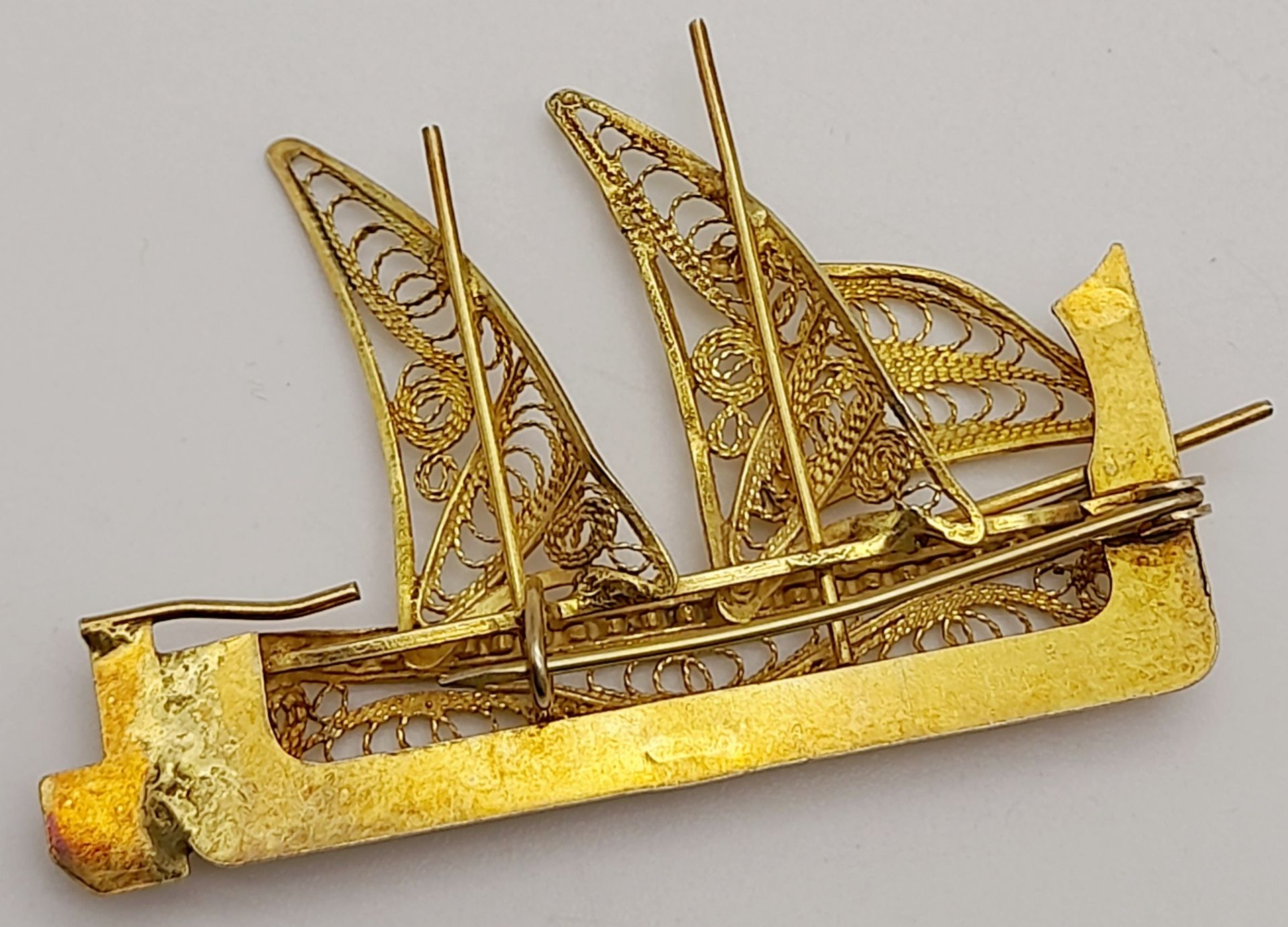 A Gilded 925 Silver Boat Brooch. Filigree and pierced decoration. 5cm. - Image 3 of 5