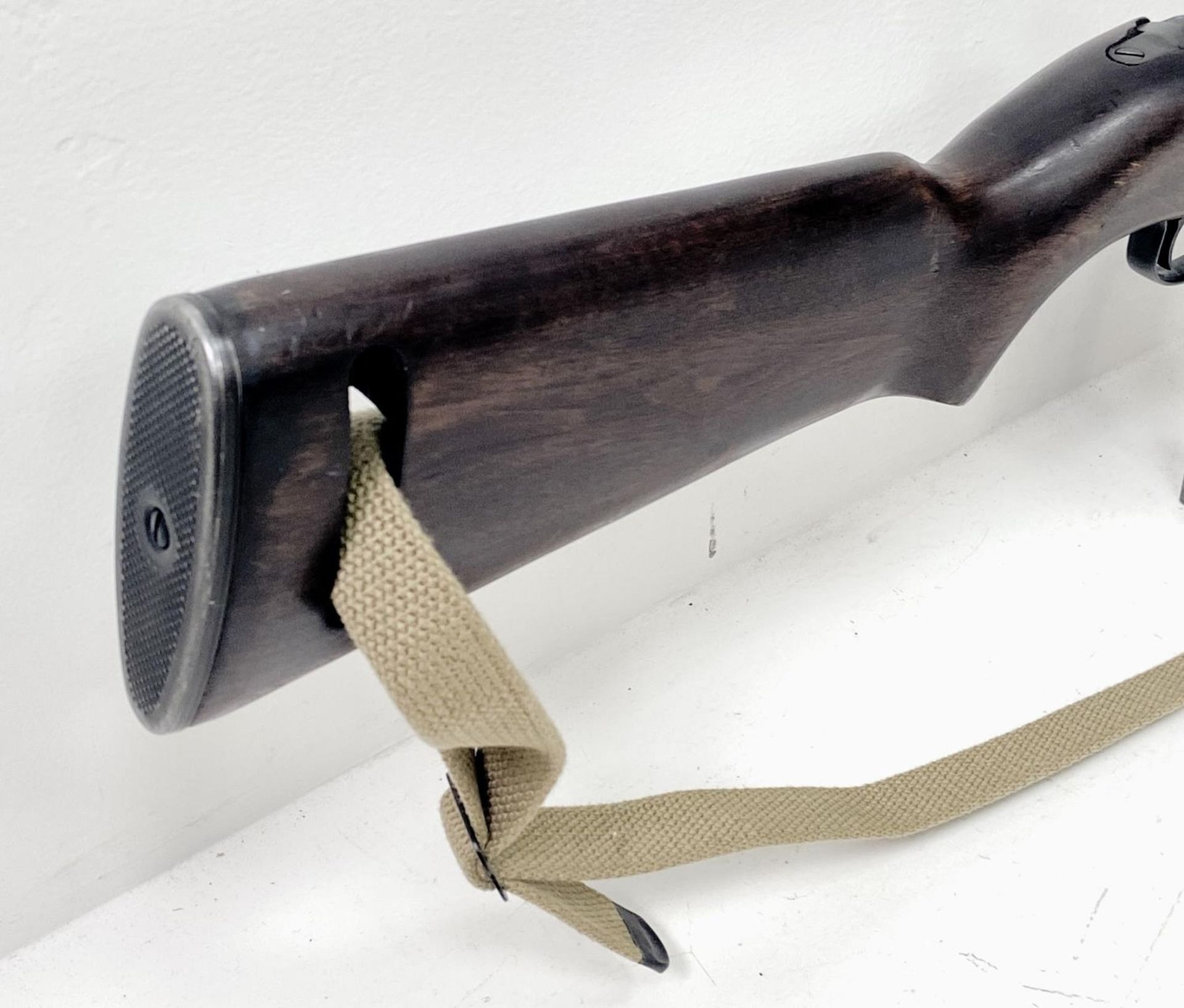 A Deactivated Winchester M1 Carbine Rifle. This .30 calibre rifle was designed by Winchester and - Bild 3 aus 10