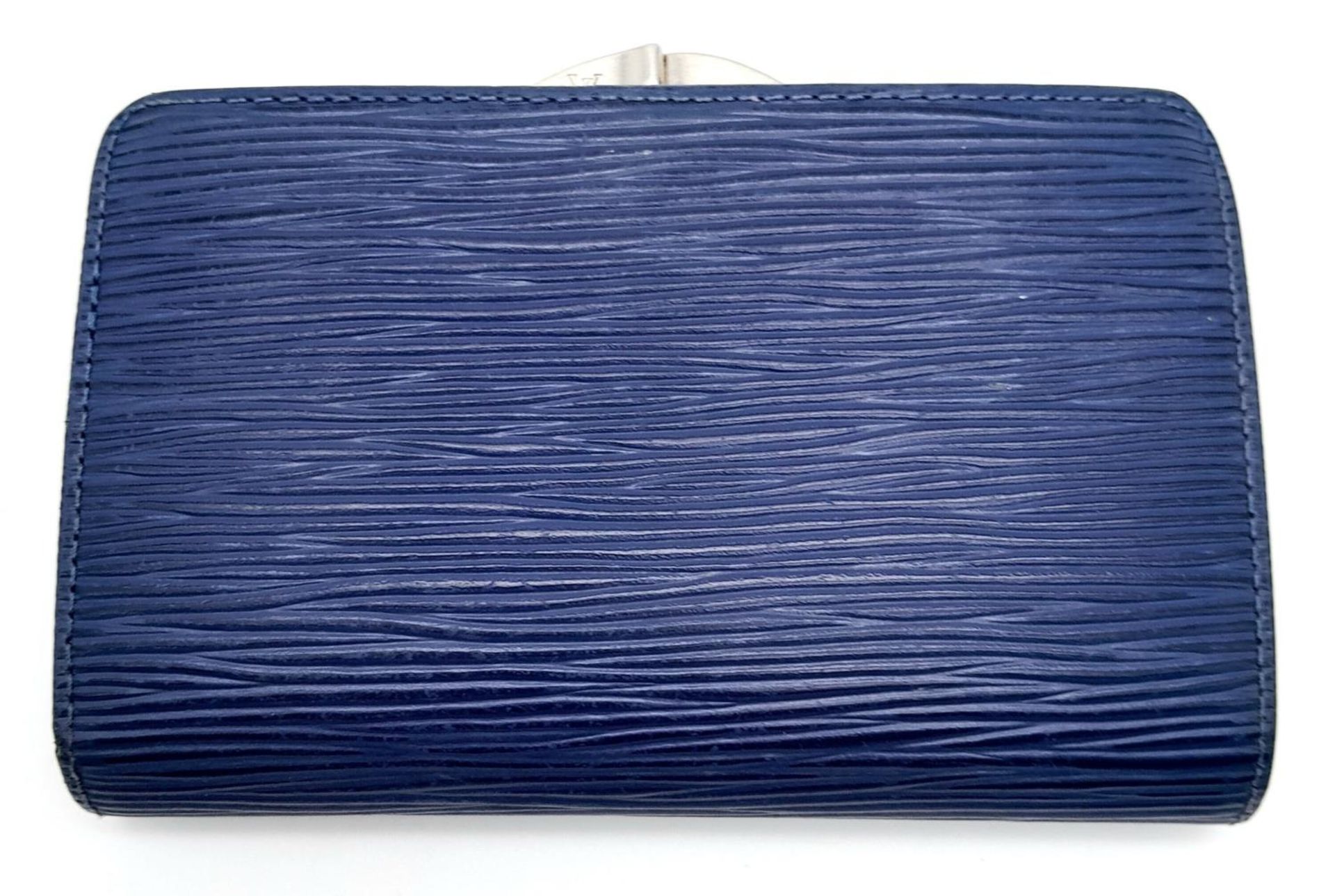 A Vintage Louis Vuitton Blue Bifold Wallet. Epi leather exterior with silver-toned hardware and - Bild 4 aus 17