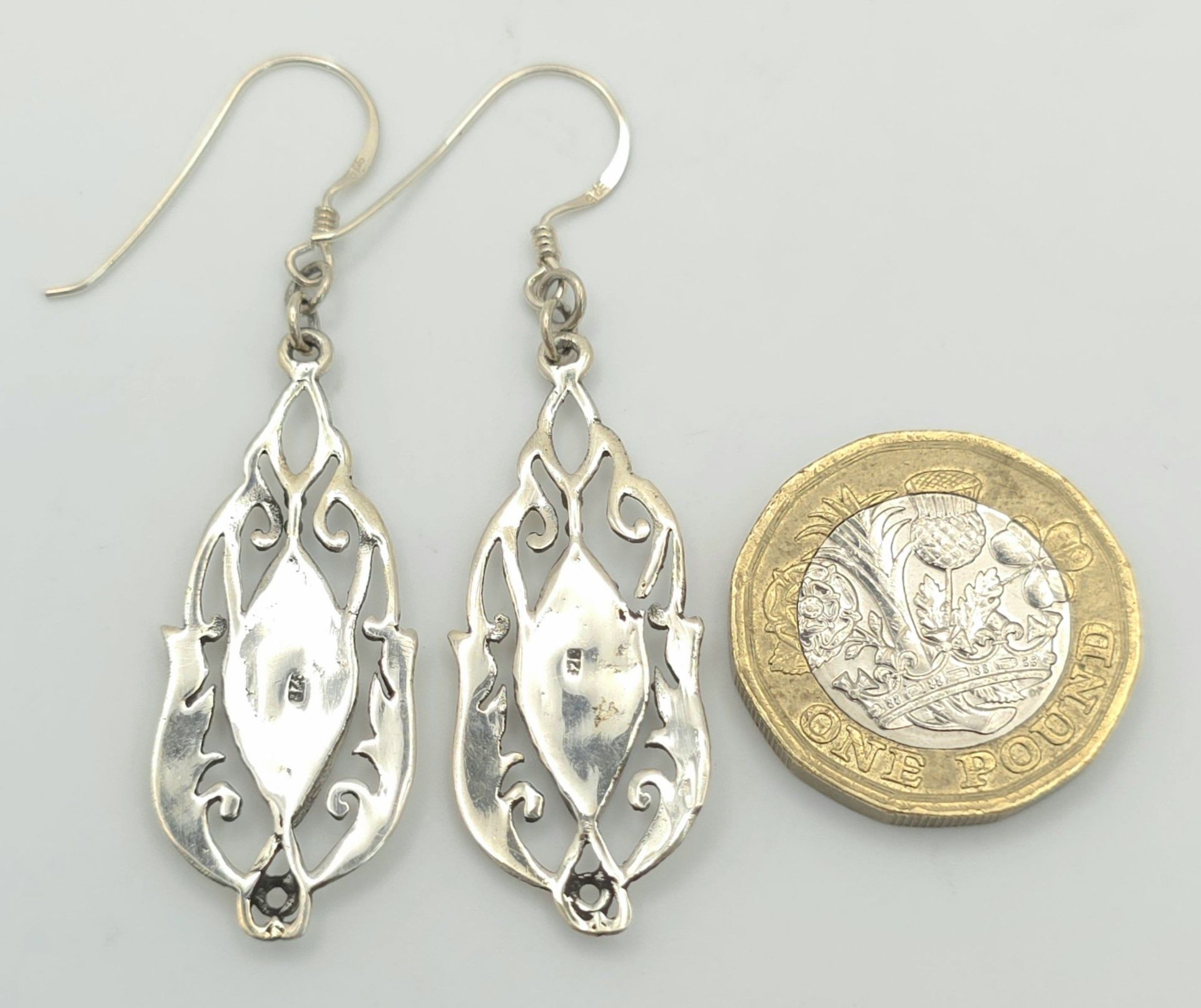 A Vintage Pair of Mother of Pearl Set Filigree Earrings. 5cm Drop. 1.5cm Wide at widest point. - Image 4 of 5