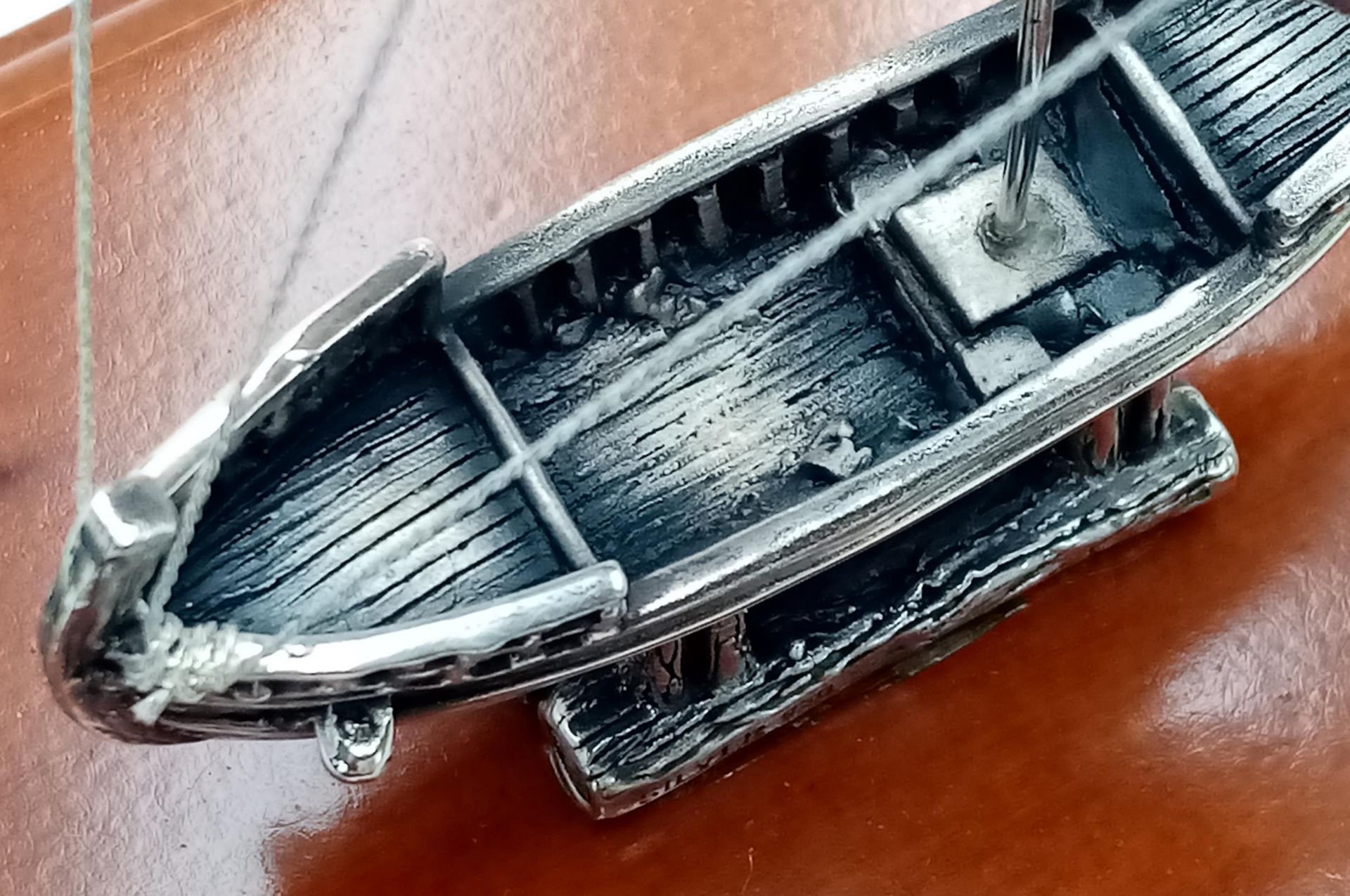 A Vintage 950 Silver Sailing Ship Model on Wood Plinth in Display Case. Silver Weight 35 Grams. Case - Bild 4 aus 6