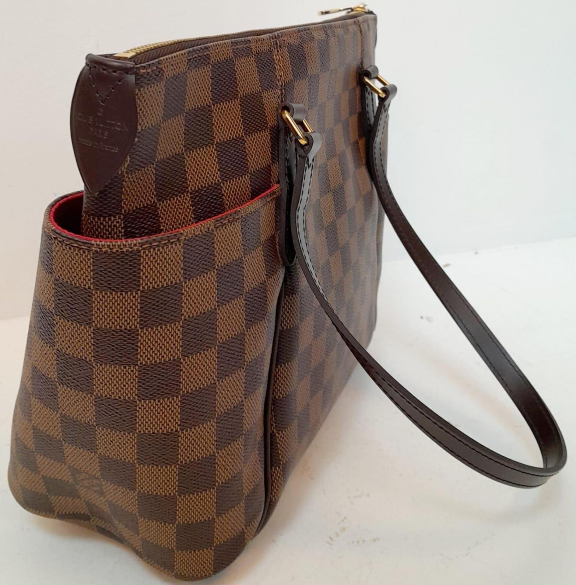 A Louis Vuitton Damier Ebene 'Totally PM' Shoulder Bag. Canvas exterior with gold-toned hardware, - Bild 2 aus 4