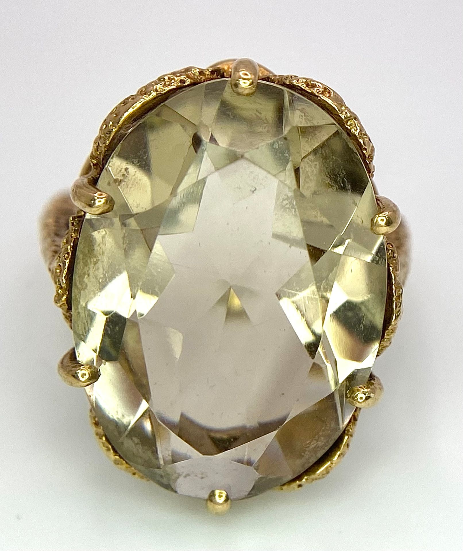 A VINTAGE 9K YELLOW GOLD SMOKEY QUARTZ COCKTIAL RING. 9.3G. SIZE O. - Image 3 of 6