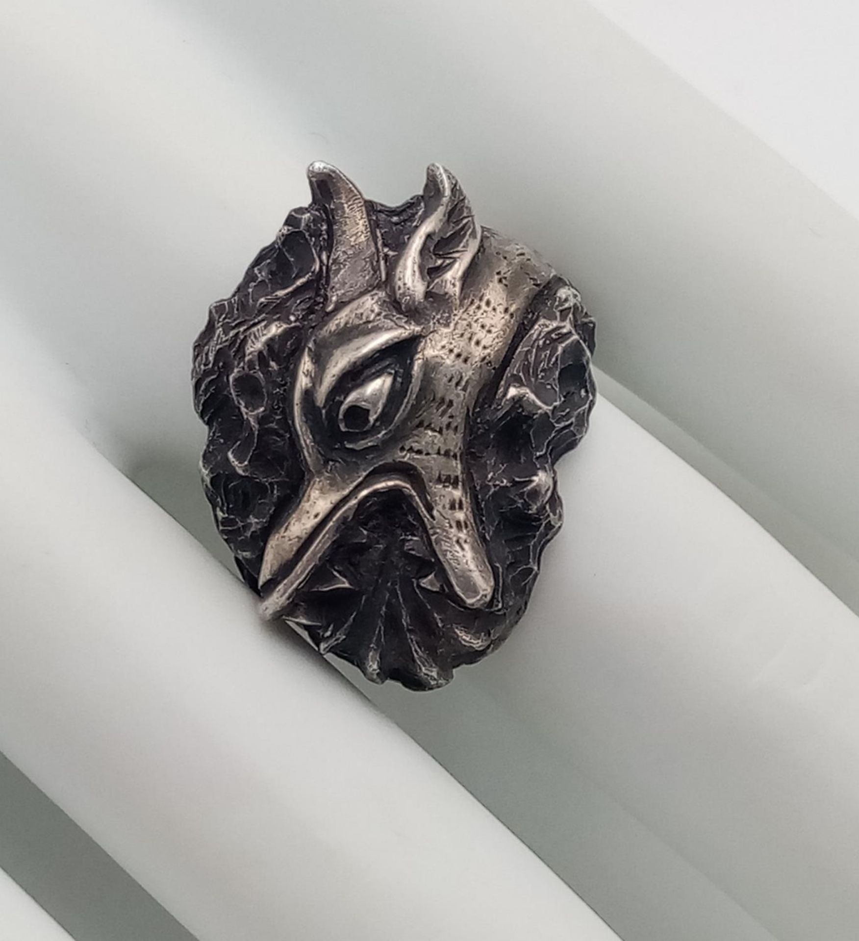 A STERLING SILVER (TESTED AS) DRAGONS HEAD RING 17.4G SIZE P 1/2. SC 9084