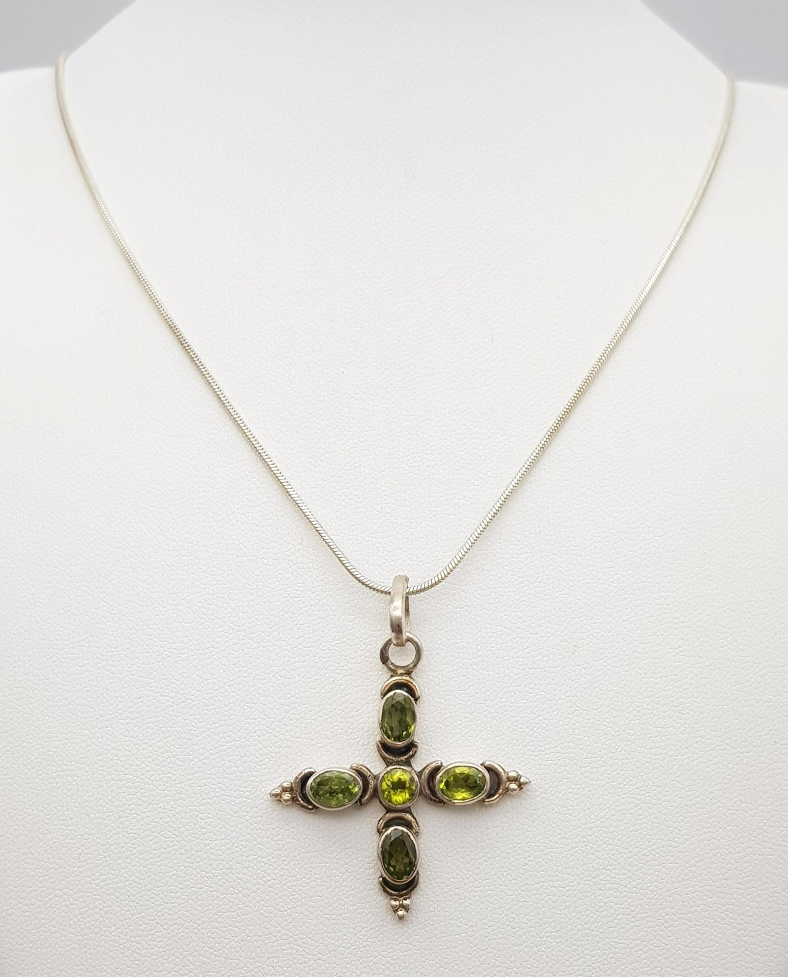 A Vintage Sterling Silver Peridot Set Cross Necklace. 46cm Sterling Silver Rope Chain. Pendant