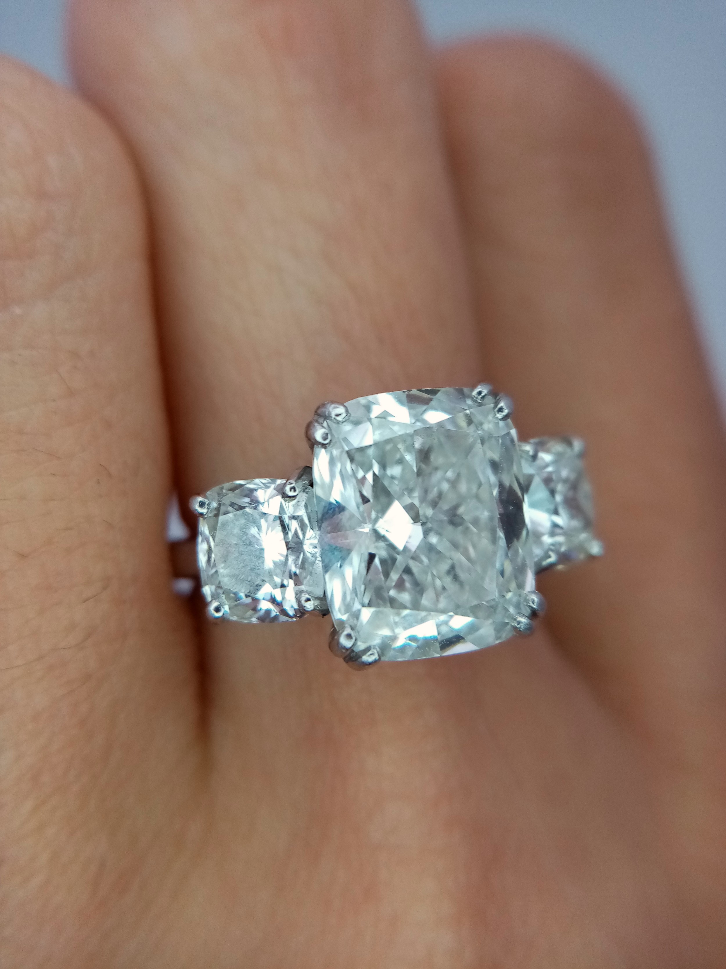 A Breathtaking 4.01ct GIA Certified Diamond Ring. A brilliant cushion cut 4.01ct central diamond - Bild 22 aus 22